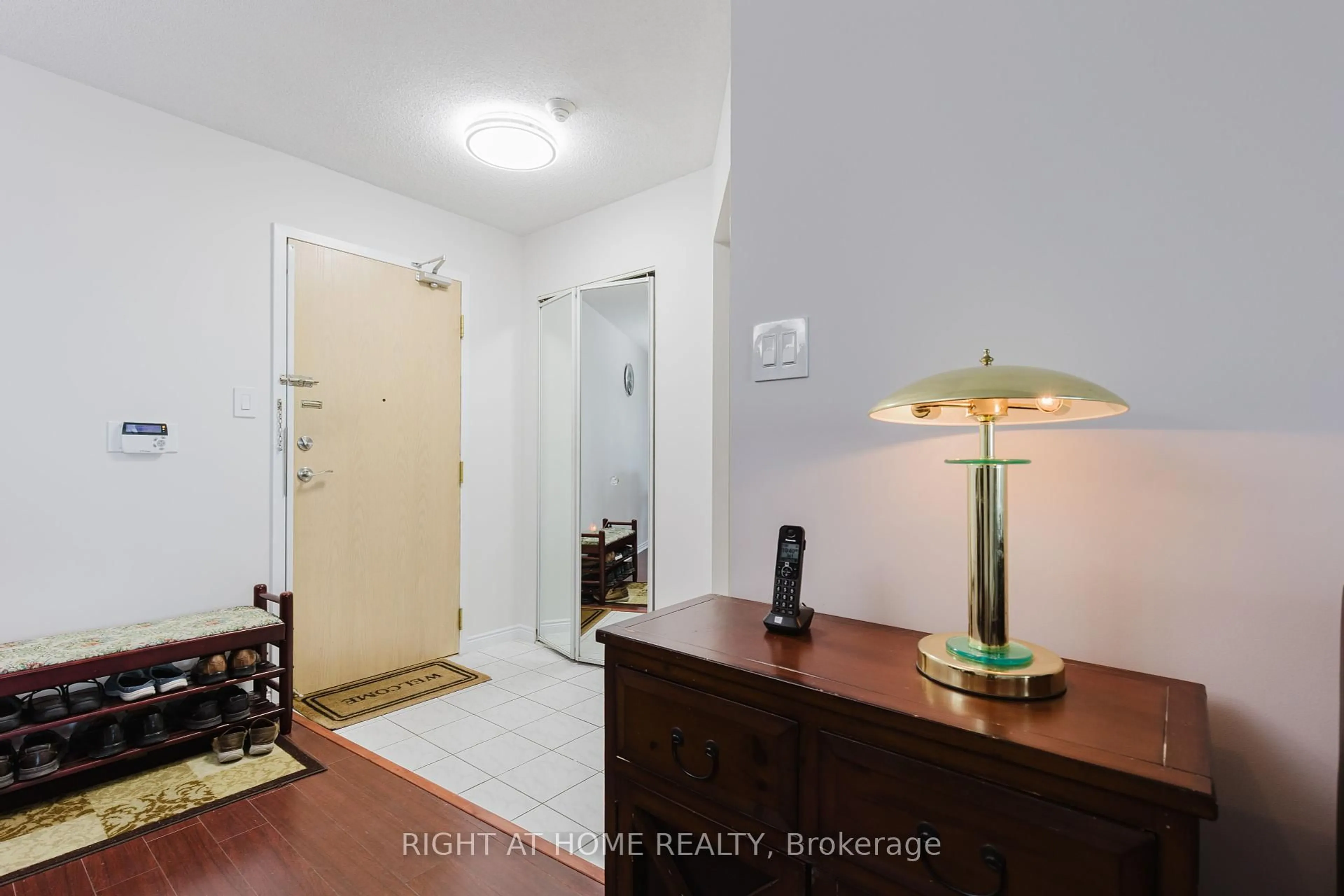 Indoor entryway for 1 Greystone Walk Dr #1690, Toronto Ontario M1K 5J3