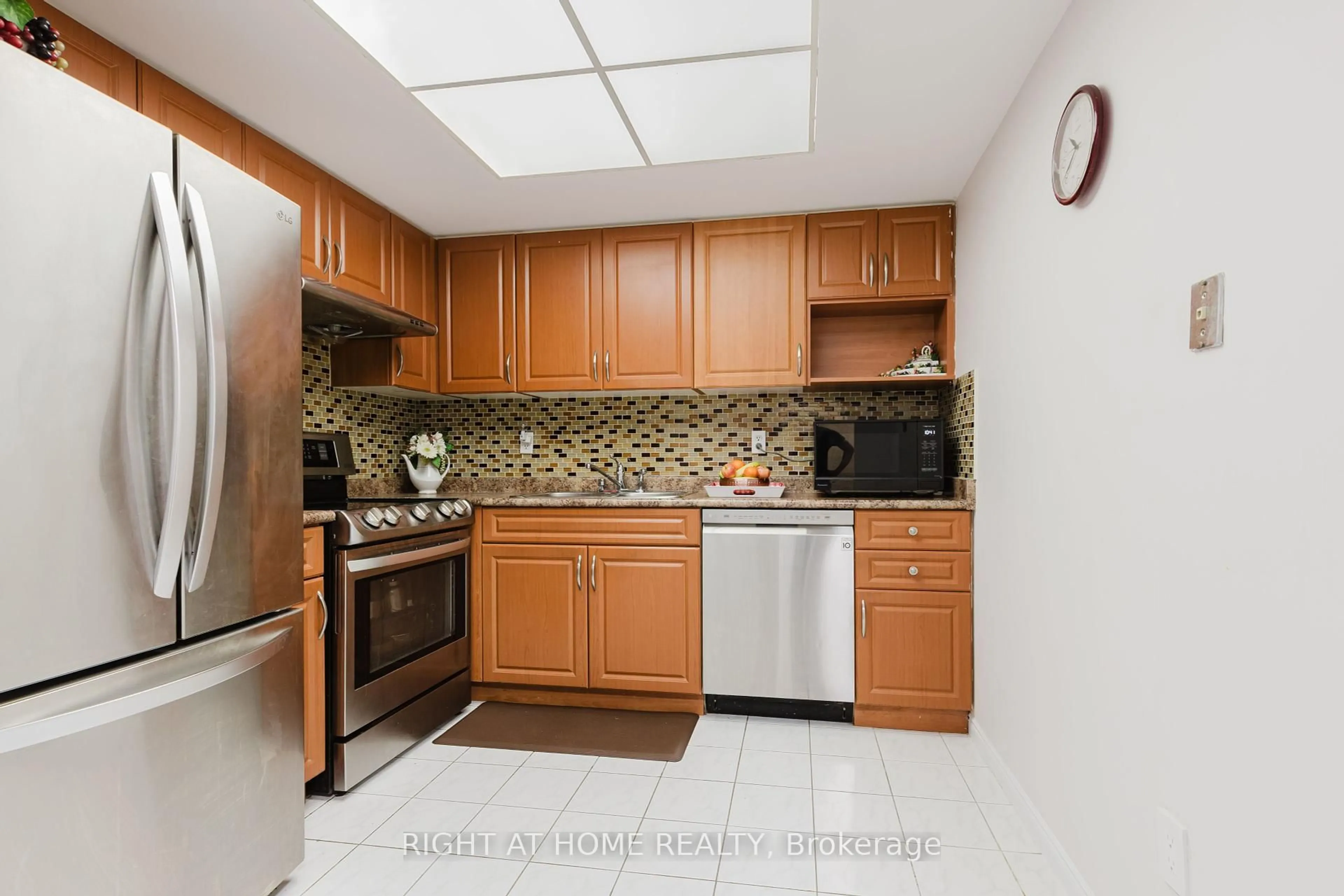 Standard kitchen, ceramic/tile floor for 1 Greystone Walk Dr #1690, Toronto Ontario M1K 5J3