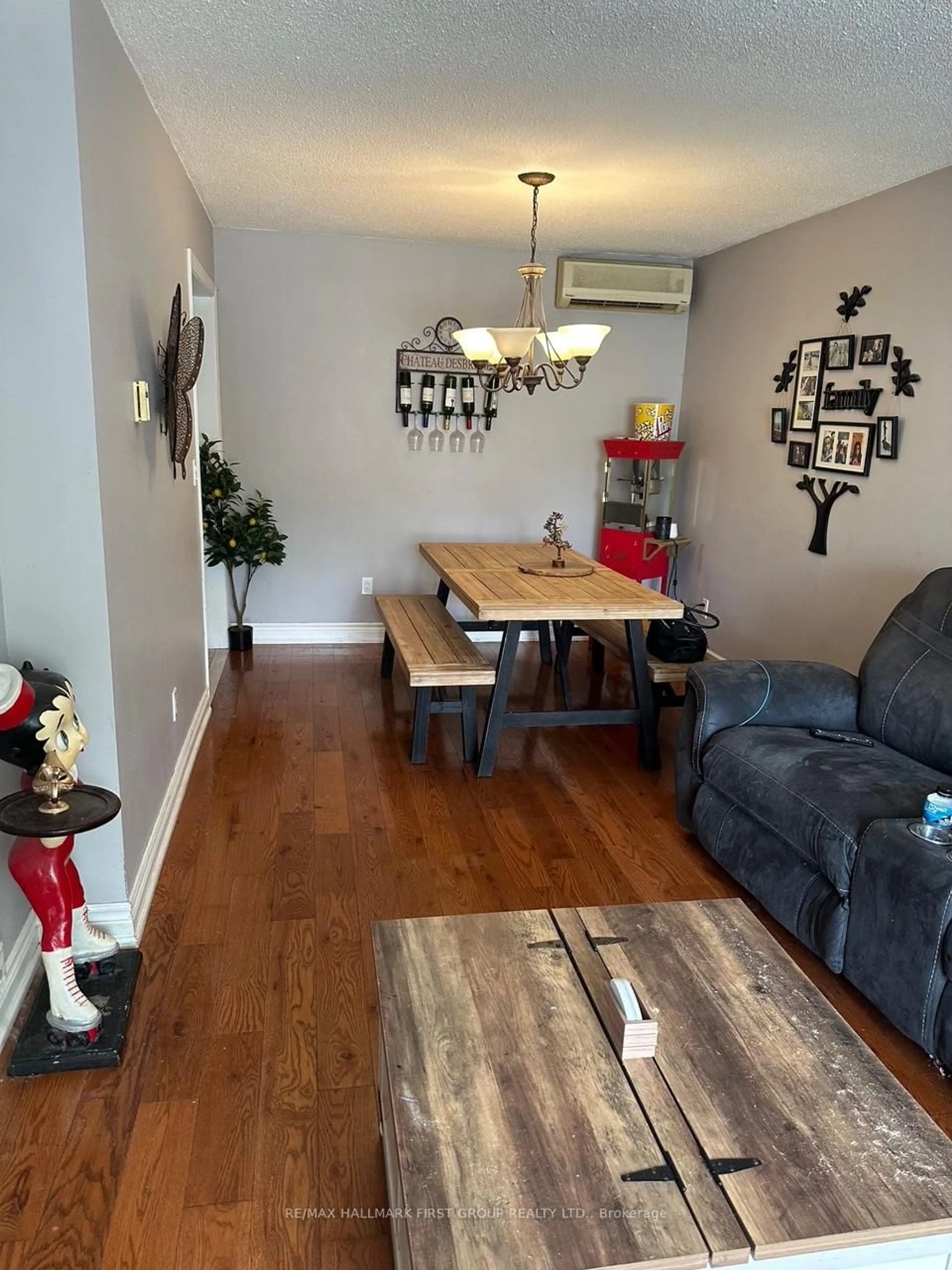Living room with furniture, wood/laminate floor for 39 Varcoe Rd, Clarington Ontario L1E 1S7