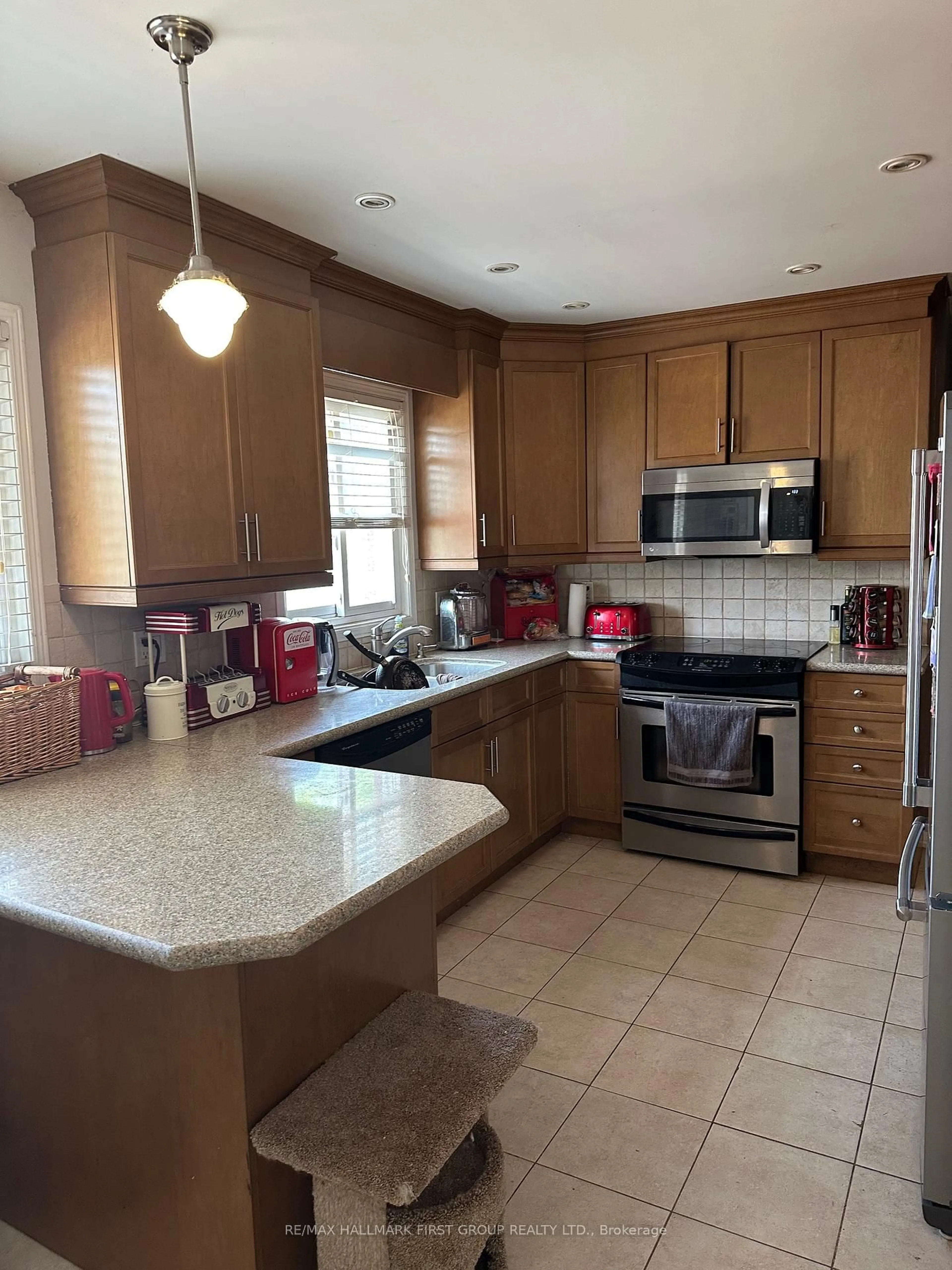 Open concept kitchen, ceramic/tile floor for 39 Varcoe Rd, Clarington Ontario L1E 1S7