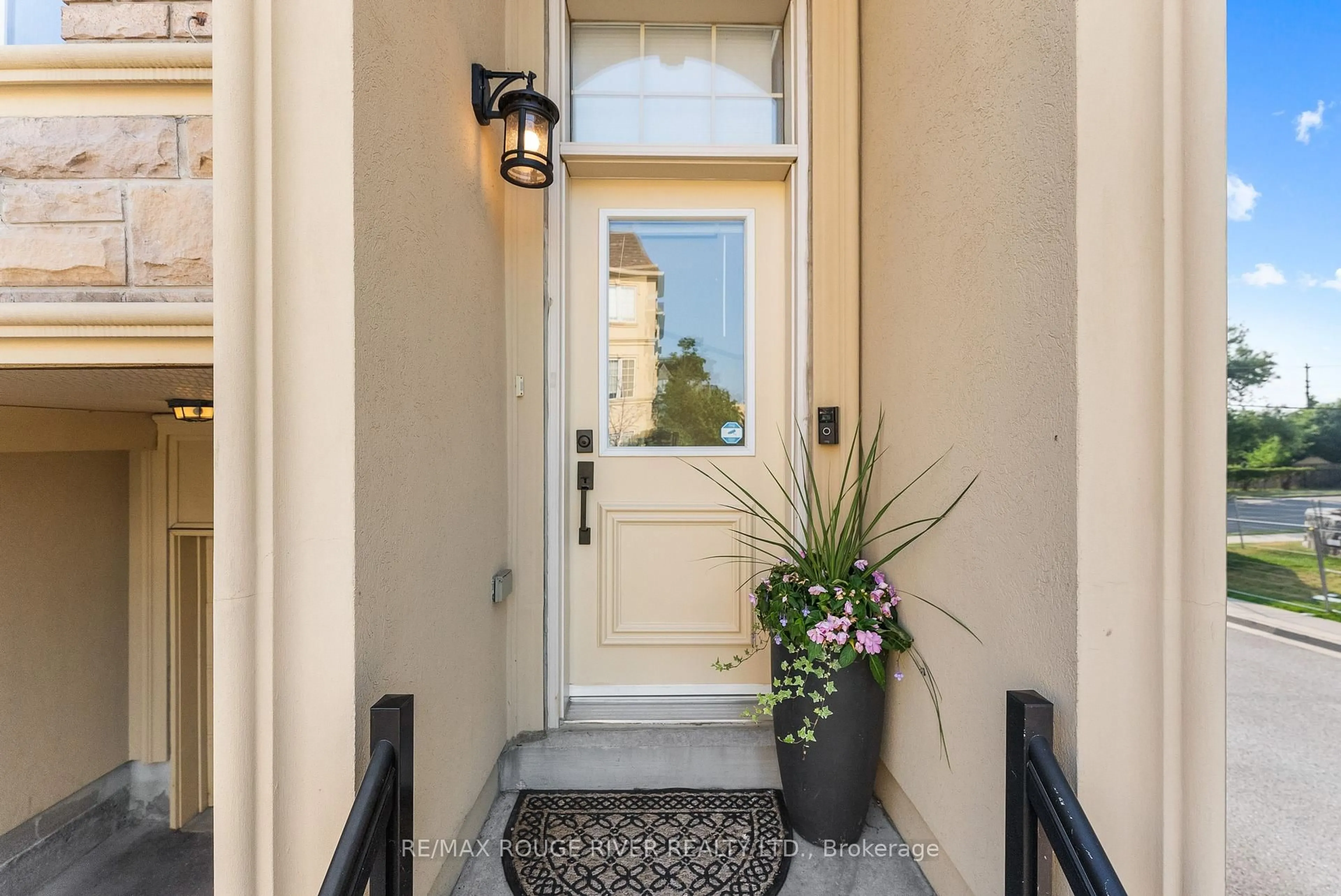 Indoor entryway for 1250 St Martins Dr #1, Pickering Ontario L1W 0A2