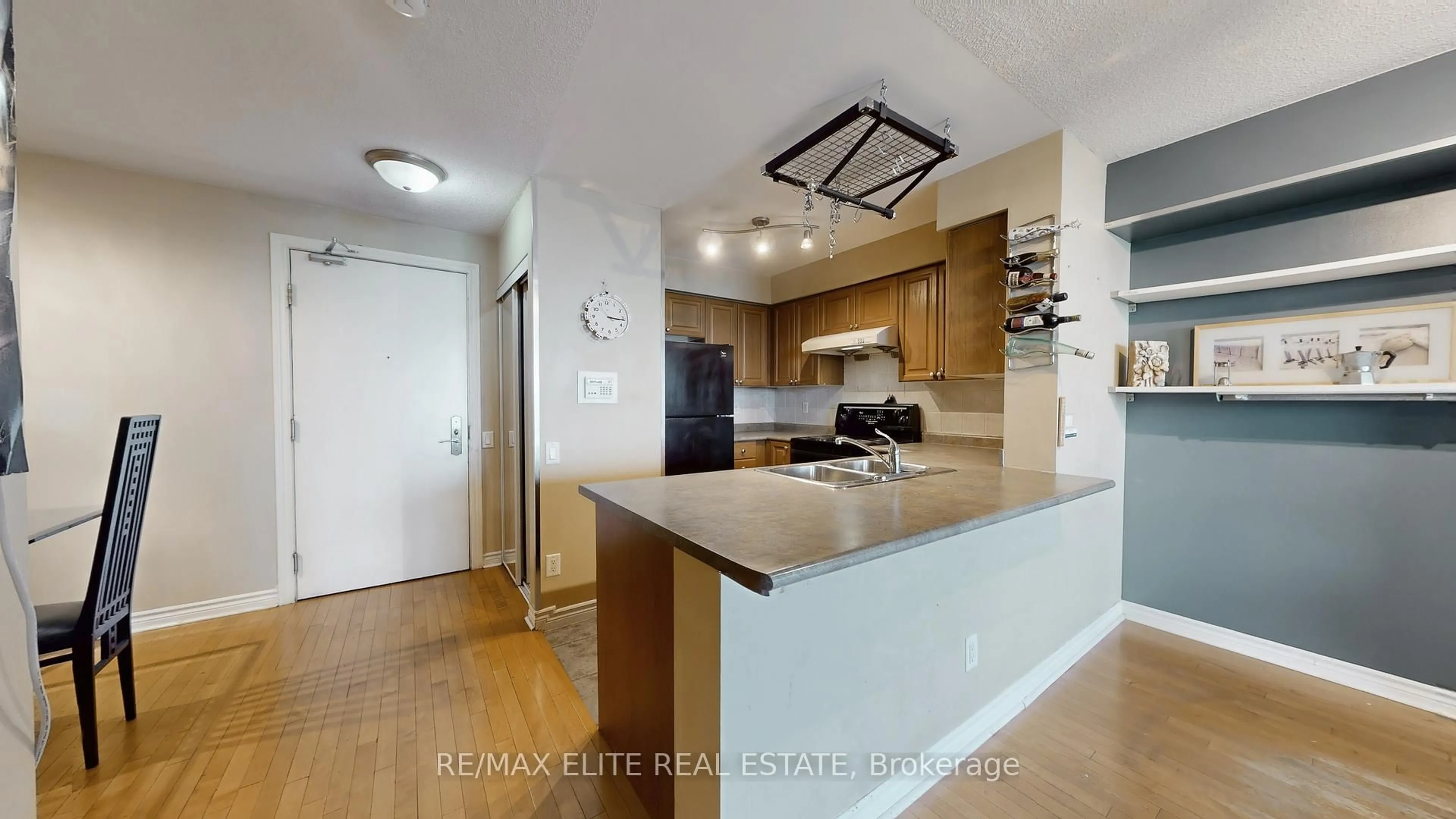 Open concept kitchen, wood/laminate floor for 61 Town Centre Crt #2201, Toronto Ontario M1P 5C5