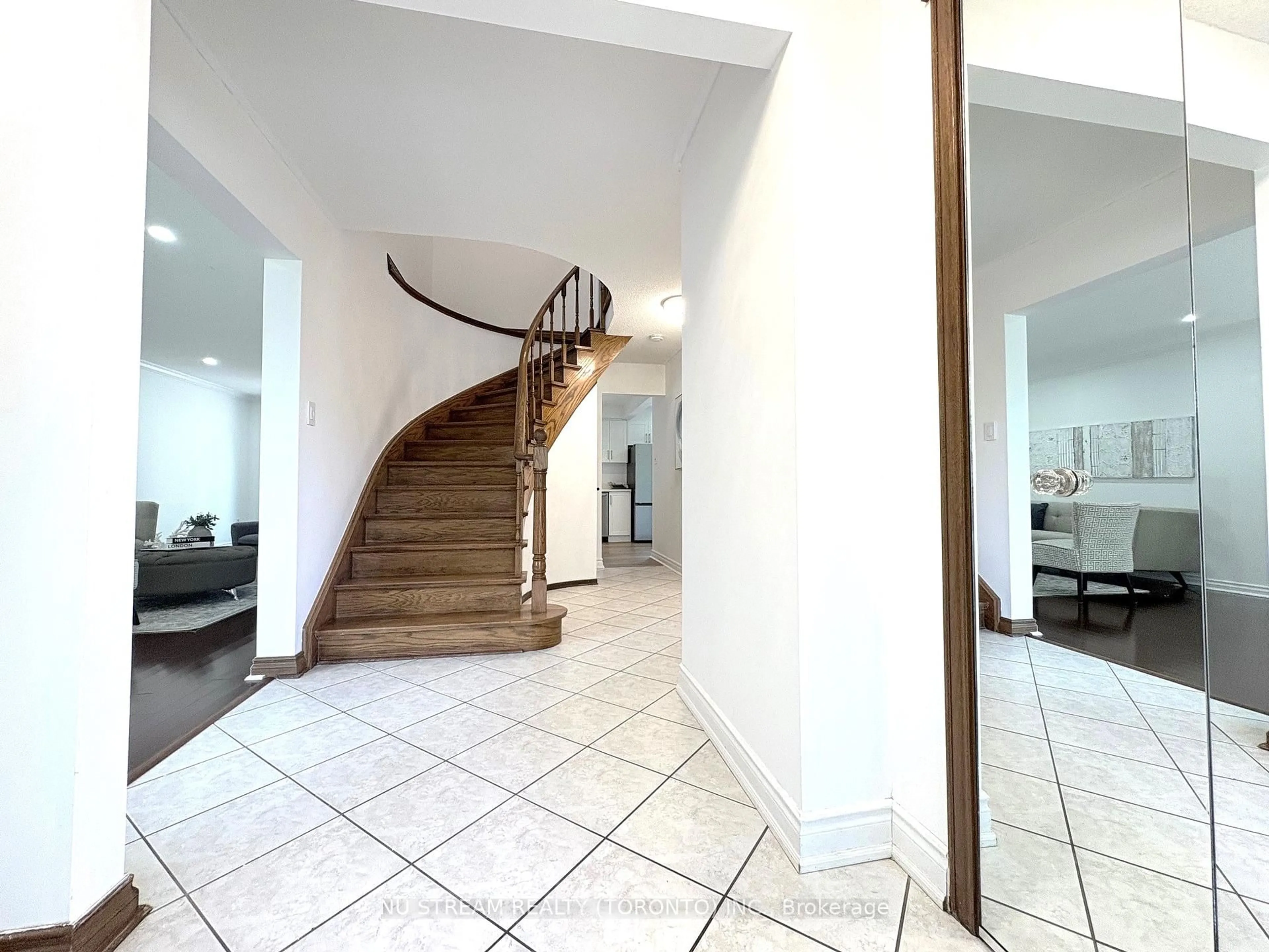 Indoor foyer for 172 Lawson Rd, Toronto Ontario M1C 2J4