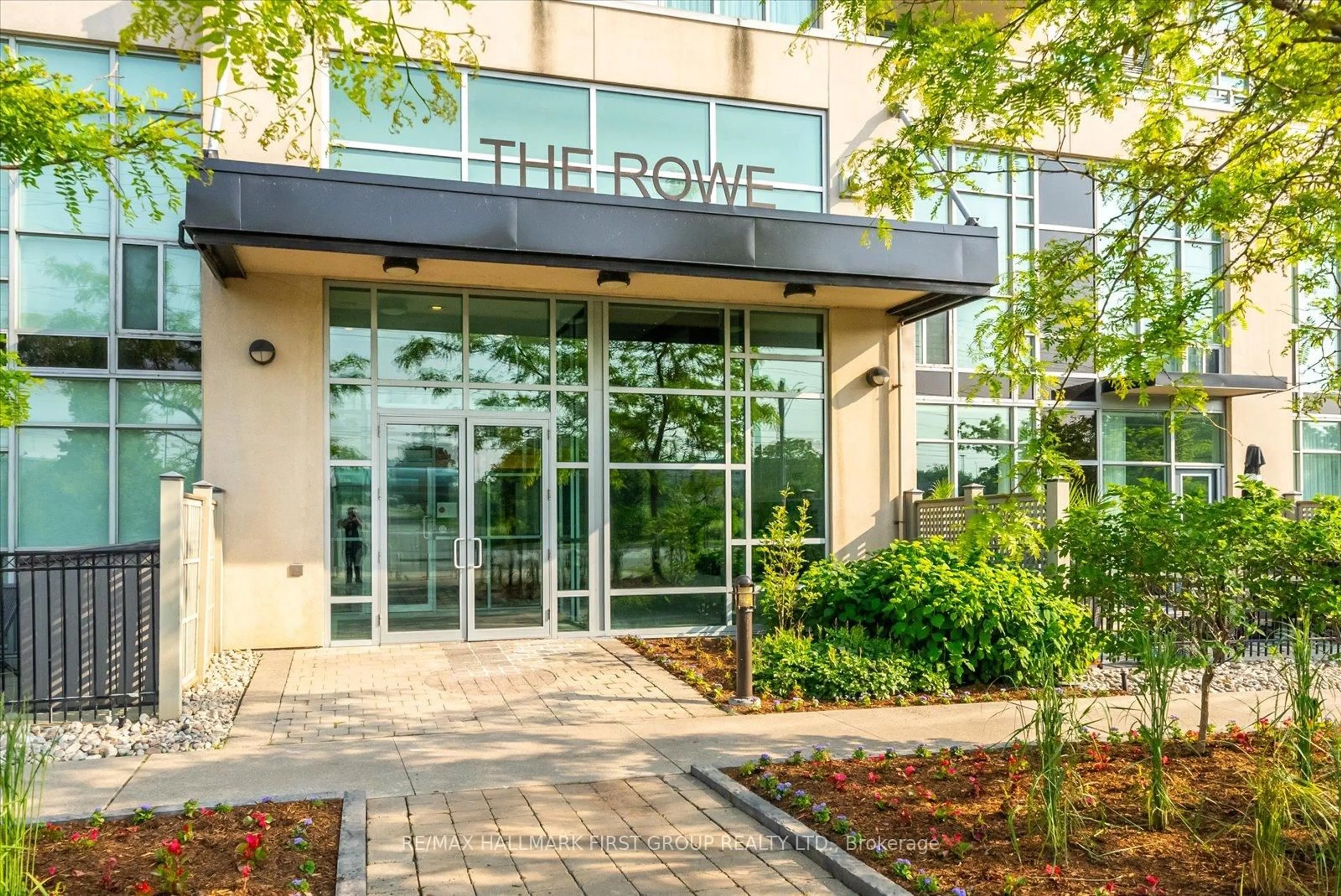 Indoor foyer for 1600 Charles St #512, Whitby Ontario L1N 0G4