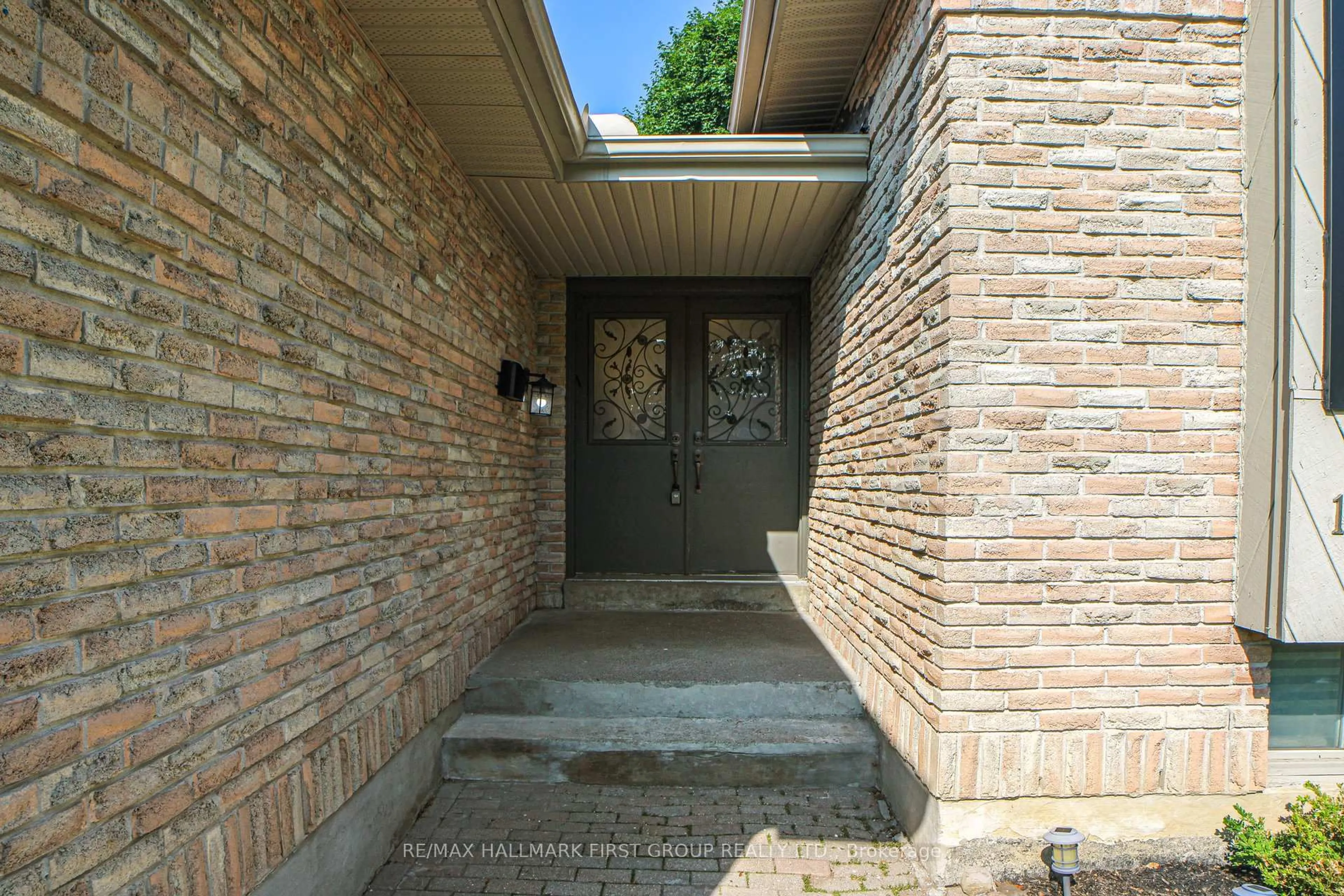 Unknown for 1876 New St, Pickering Ontario L1V 3M1
