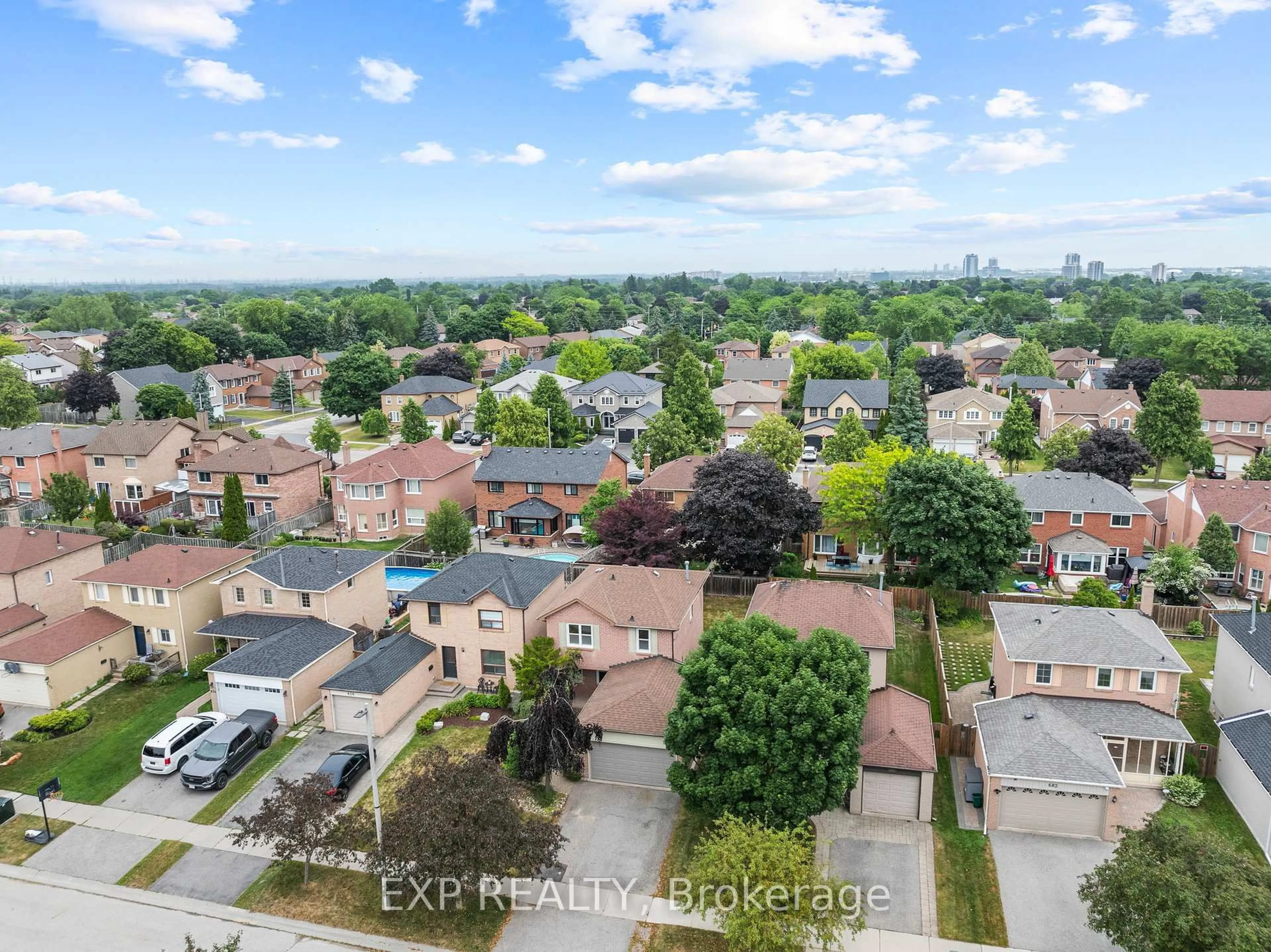A pic from outside/outdoor area/front of a property/back of a property/a pic from drone, city buildings view from balcony for 678 Beckworth Sq, Pickering Ontario L1V 3X4