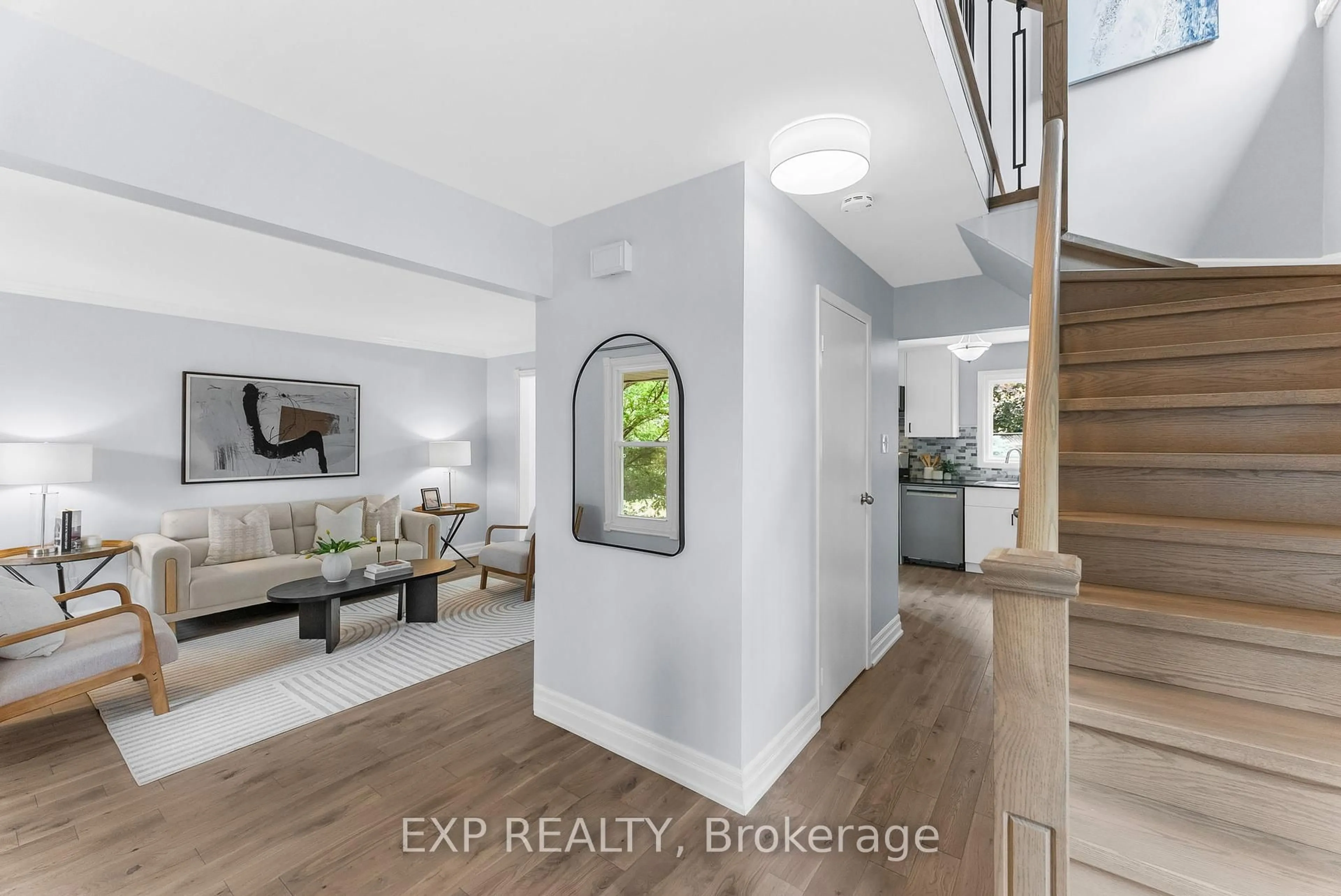 Indoor entryway for 678 Beckworth Sq, Pickering Ontario L1V 3X4