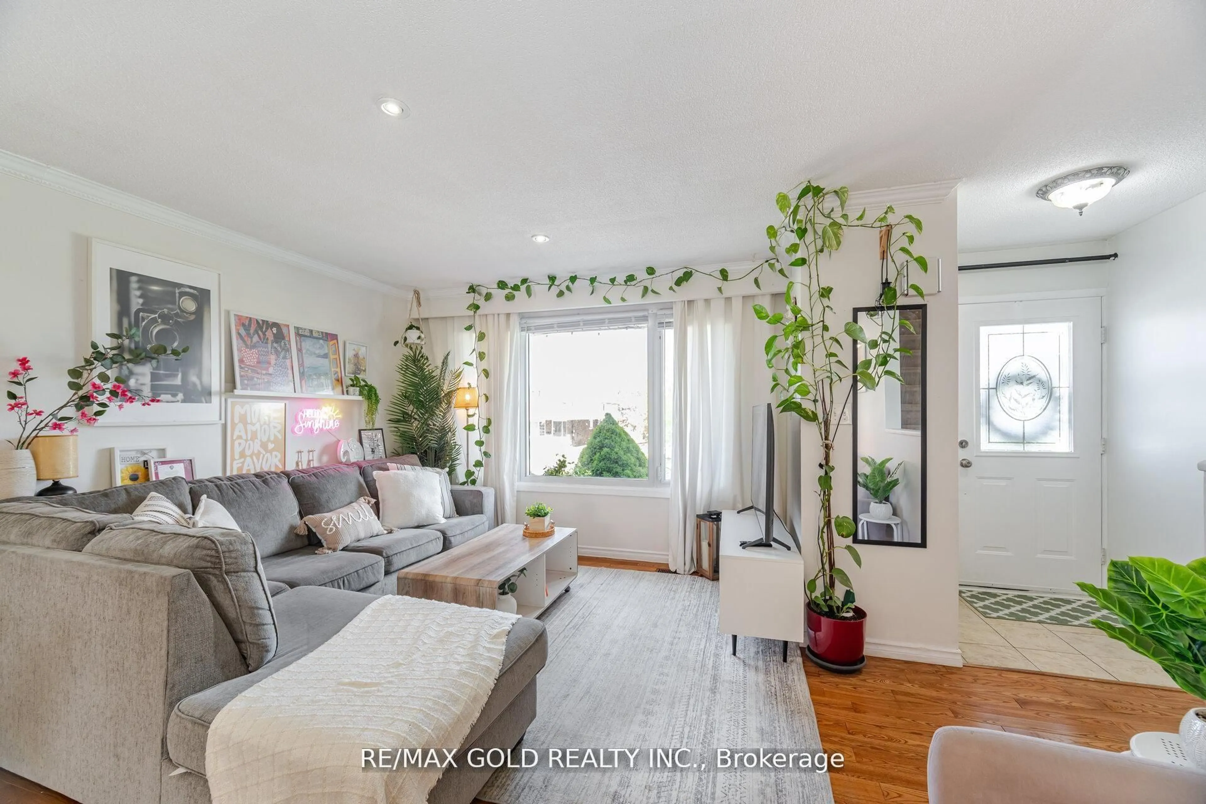 Living room with furniture, unknown for 232 Durham St, Oshawa Ontario L1J 5R3