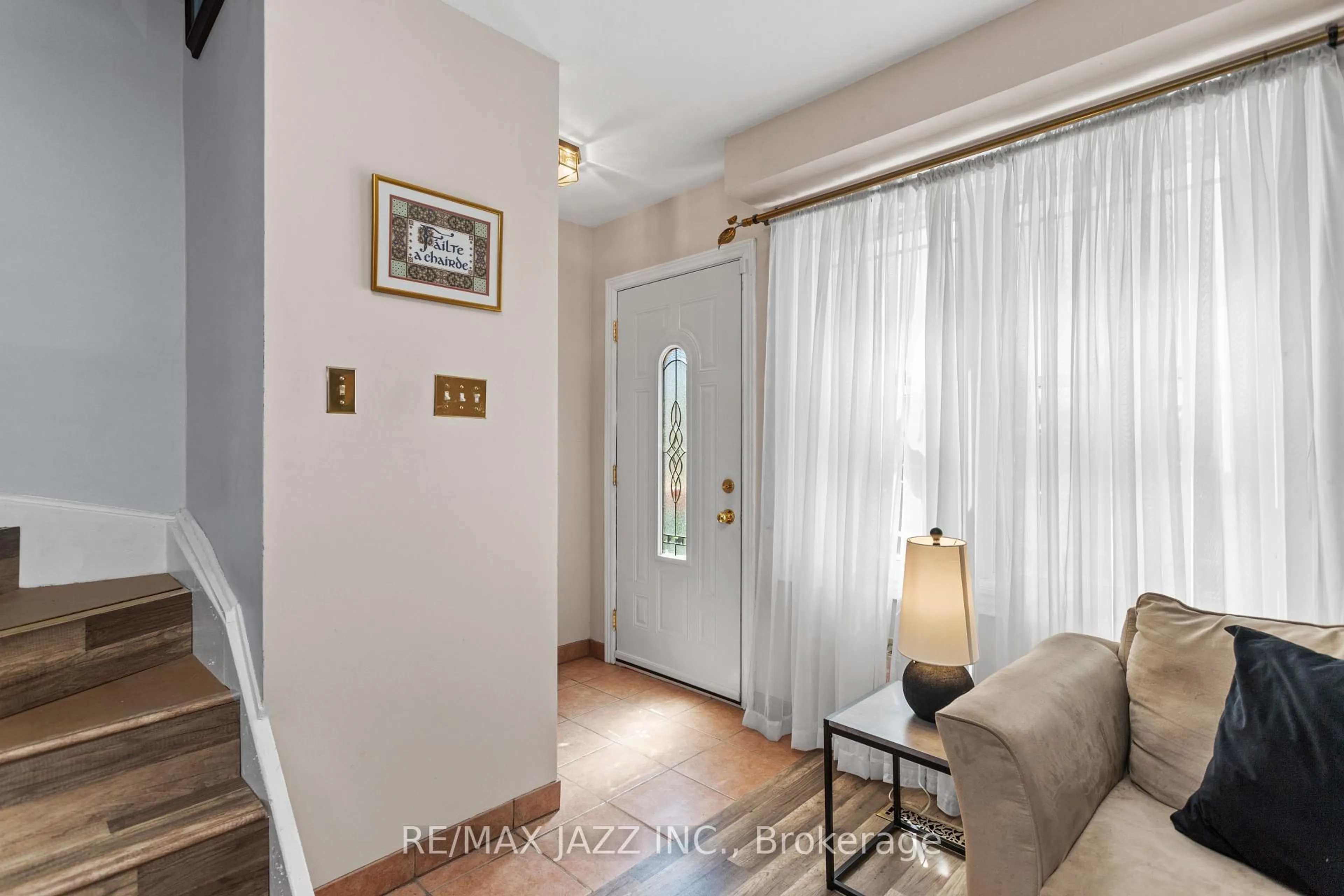 Indoor entryway for 1457 Birchcliffe Crt, Oshawa Ontario L1J 7Z9