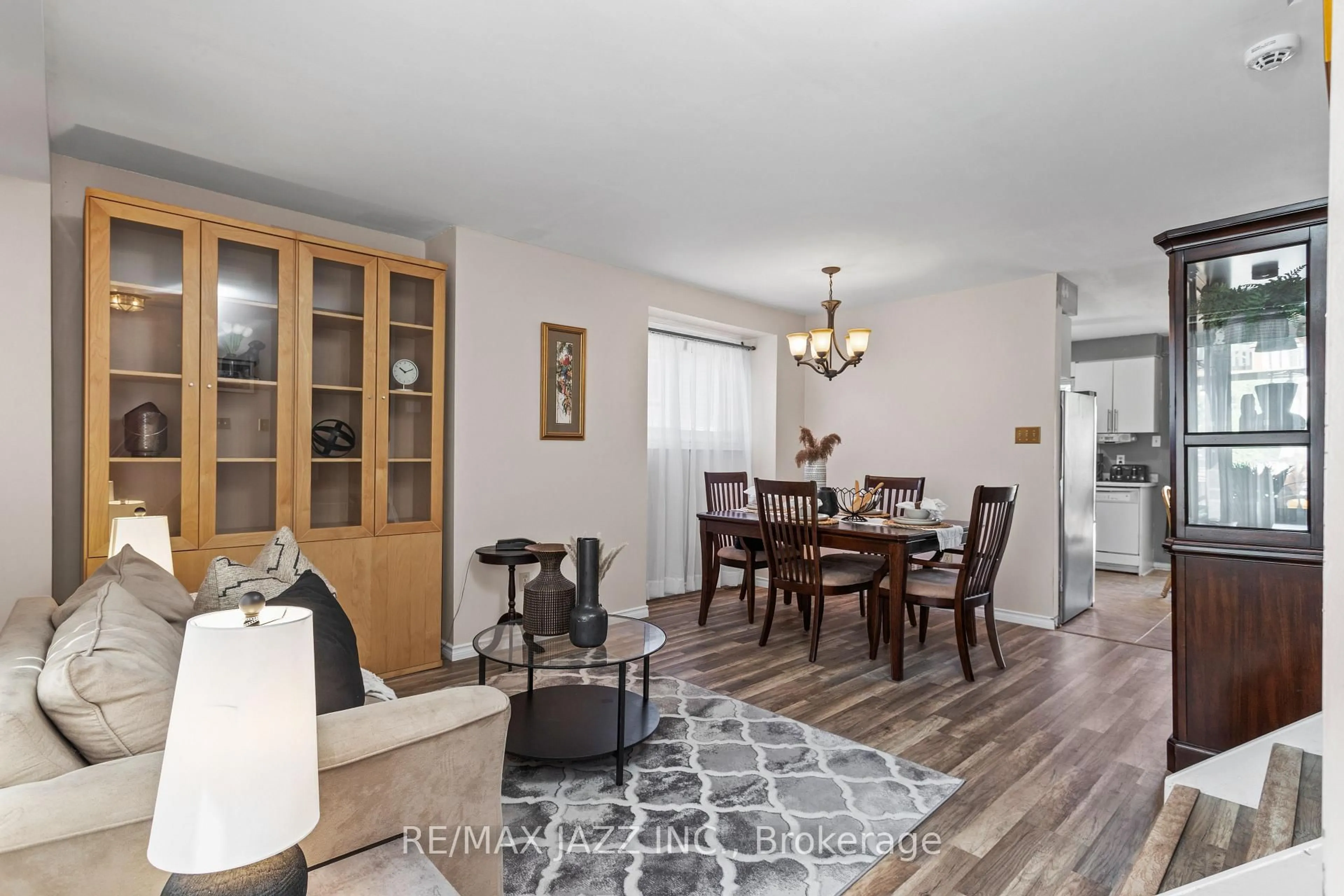 Dining room, wood/laminate floor for 1457 Birchcliffe Crt, Oshawa Ontario L1J 7Z9