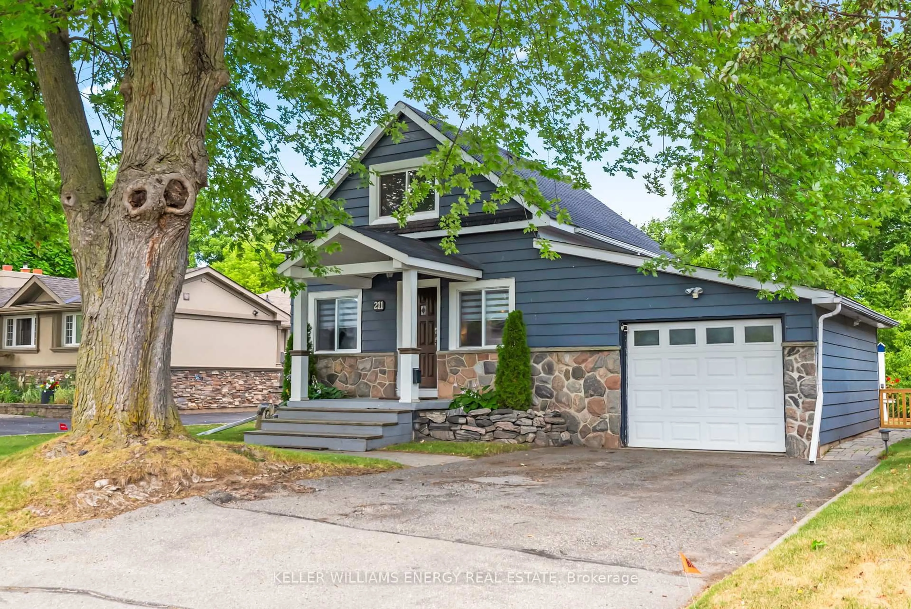 Home with vinyl exterior material, street for 211 Severn St, Oshawa Ontario L1J 6R6