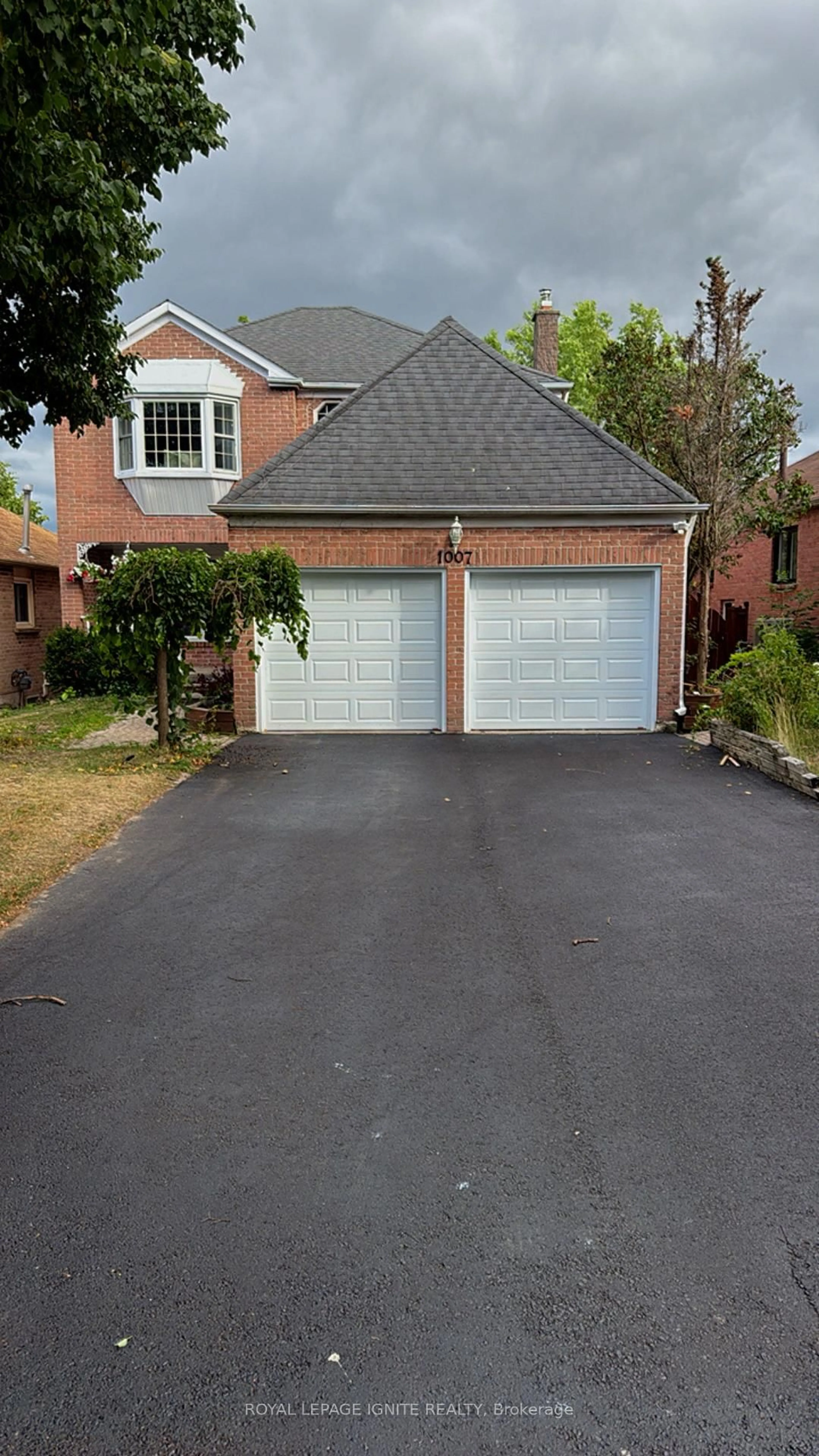 Indoor garage for 1007 Maury Cres, Pickering Ontario L1X 1P7