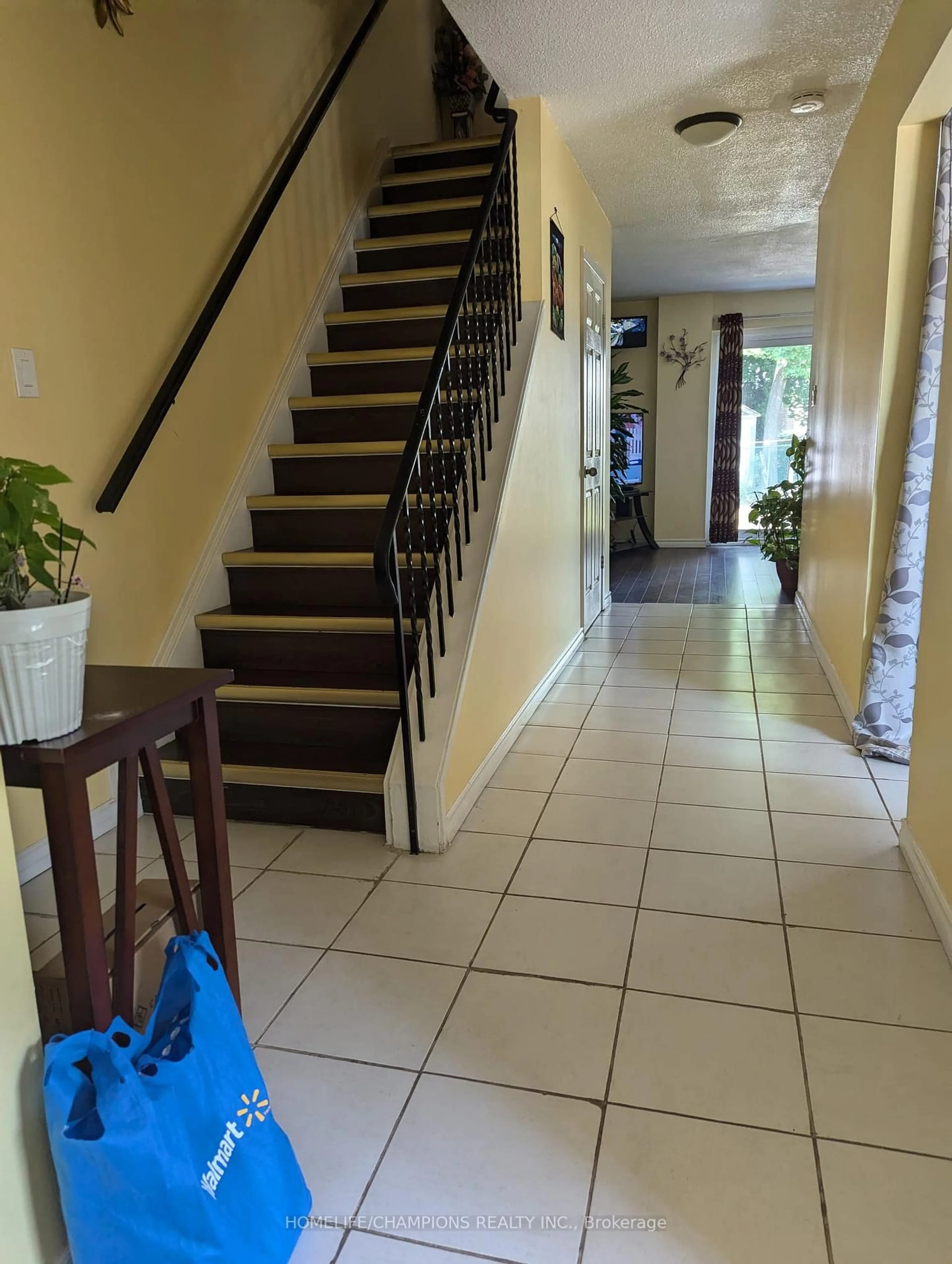 Indoor foyer for 12 Greypoint Dr, Toronto Ontario M1B 1M1