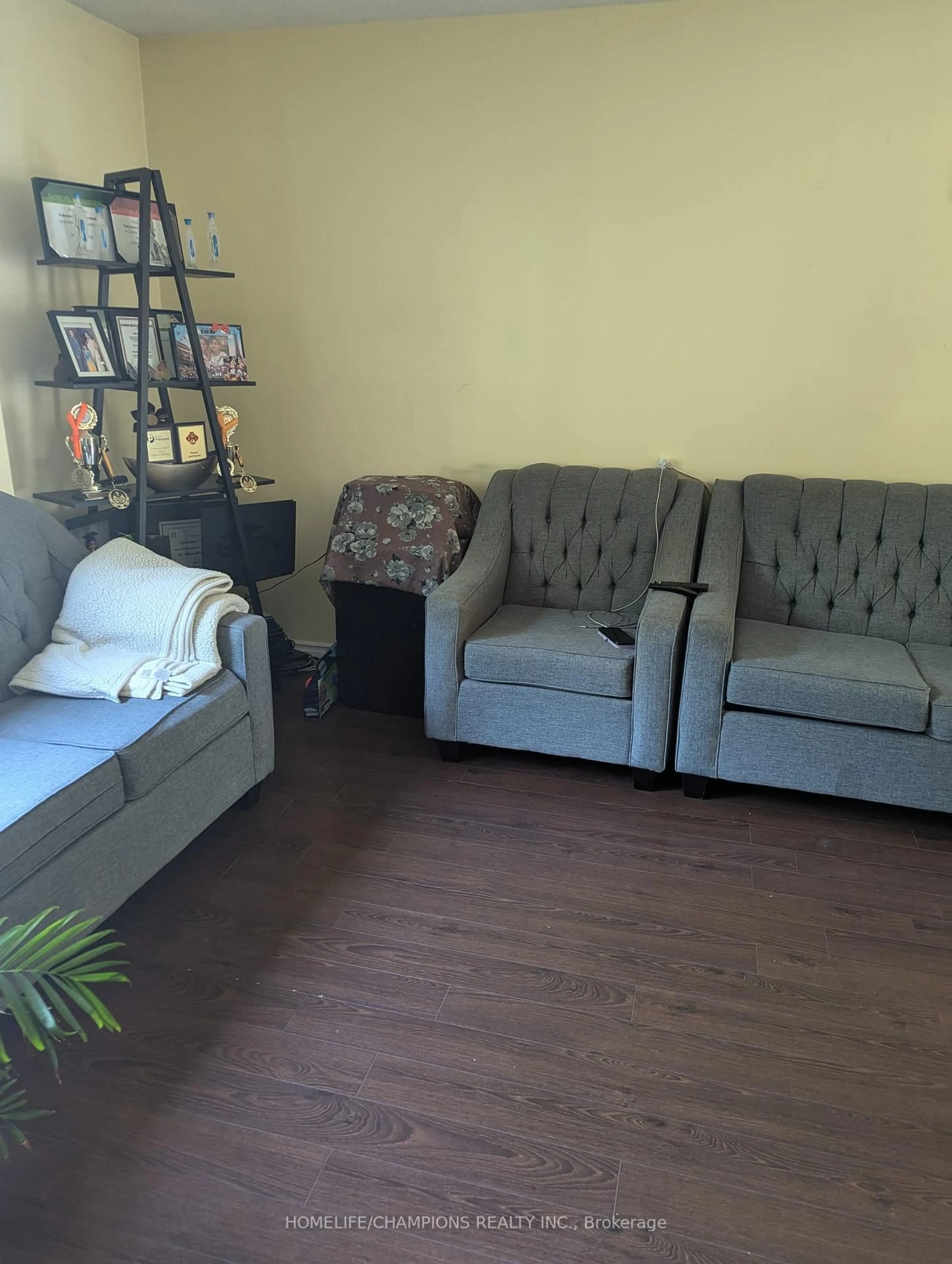 Living room with furniture, wood/laminate floor for 12 Greypoint Dr, Toronto Ontario M1B 1M1