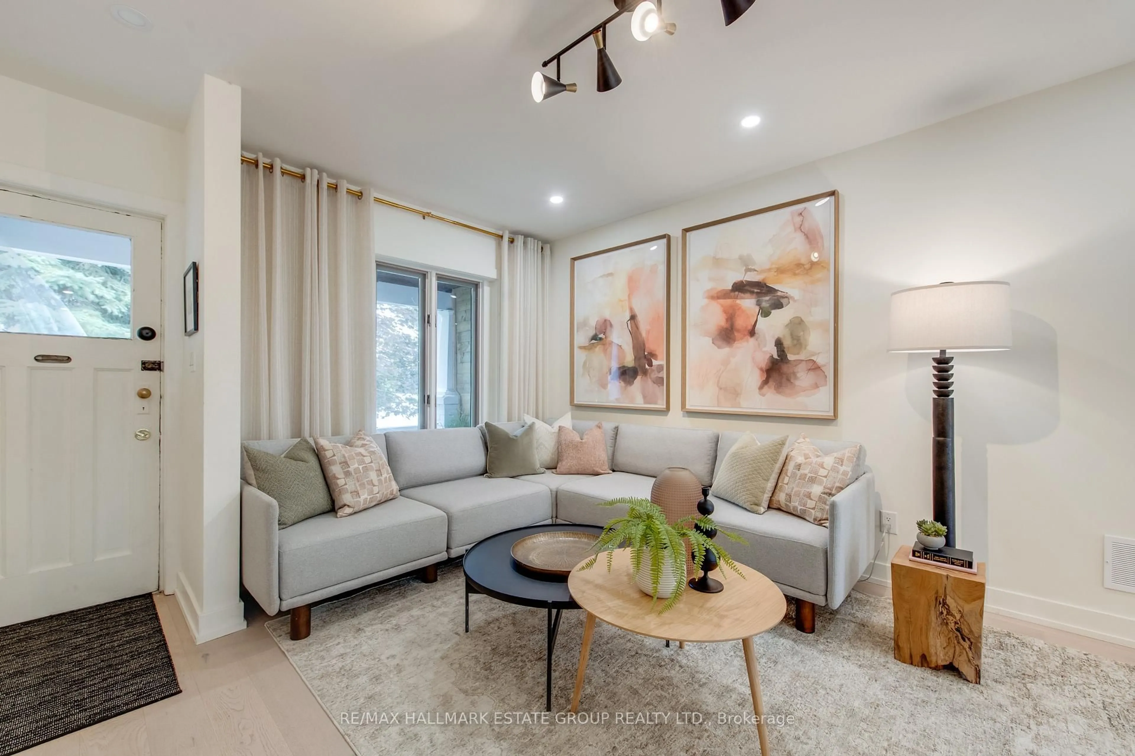 Living room with furniture, unknown for 24 Pickering St, Toronto Ontario M4E 3J6