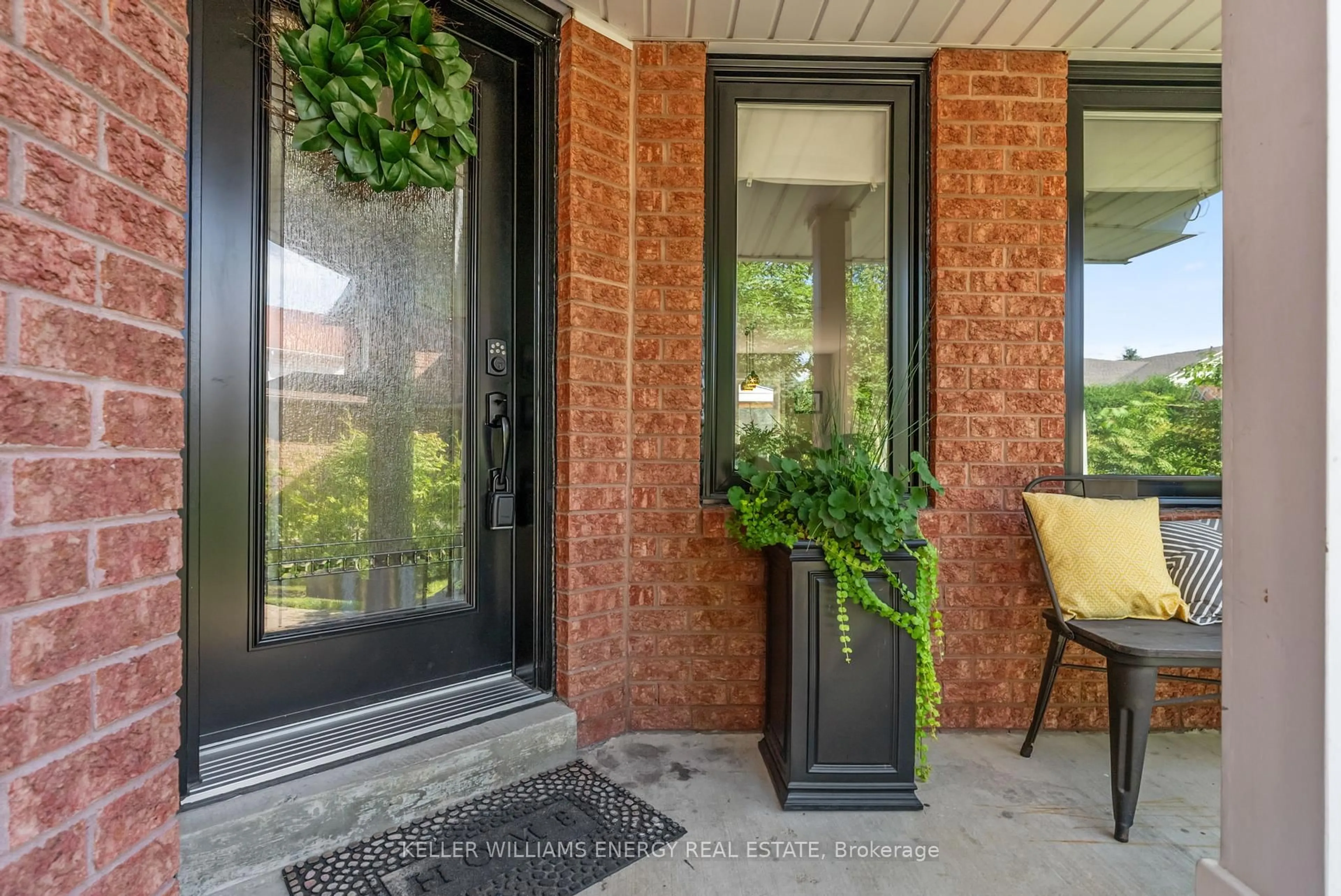 Indoor entryway for 21 Royal Pines Crt, Clarington Ontario L1C 4P4