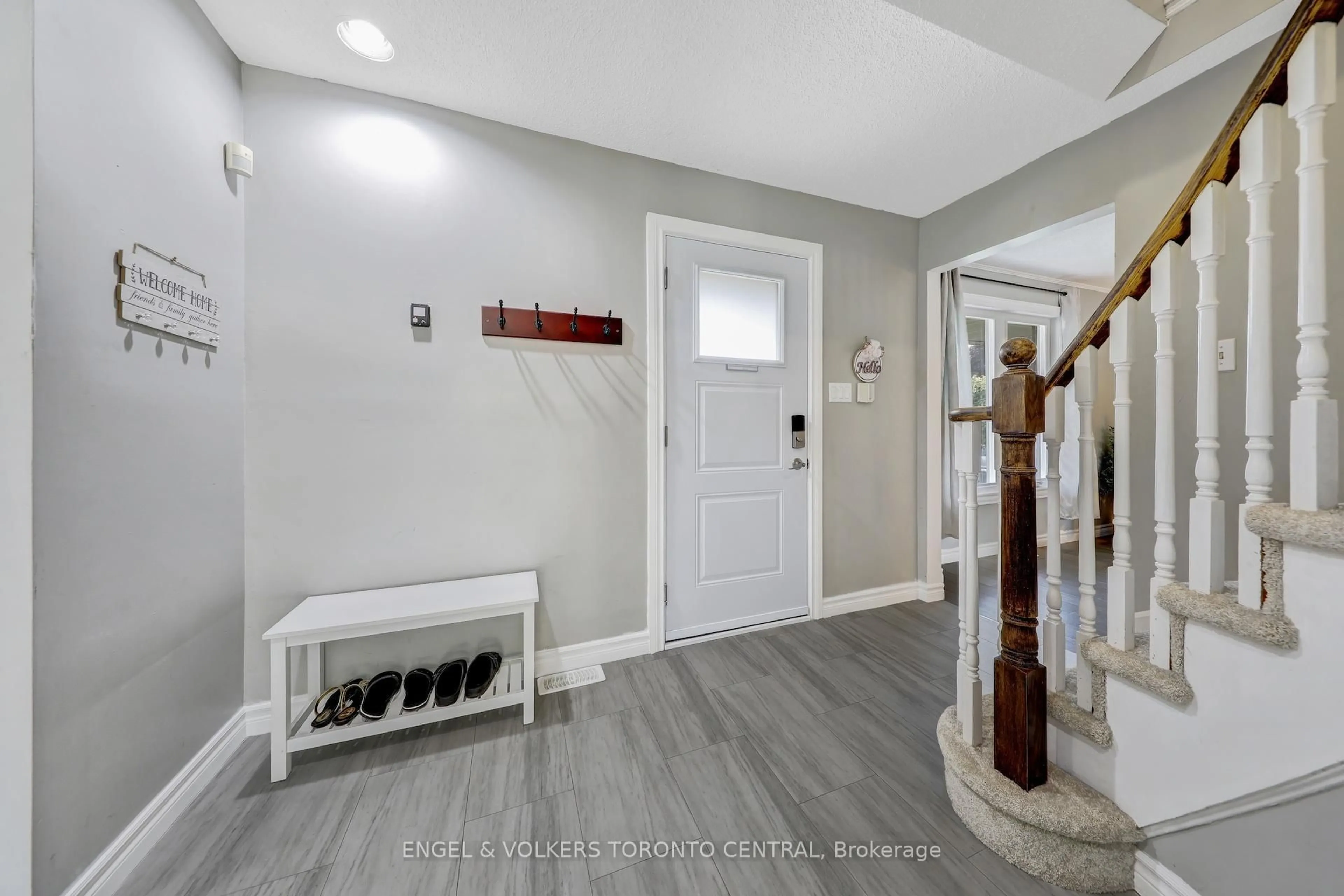 Indoor entryway for 14 Soper Creek Dr, Clarington Ontario L1C 4G1