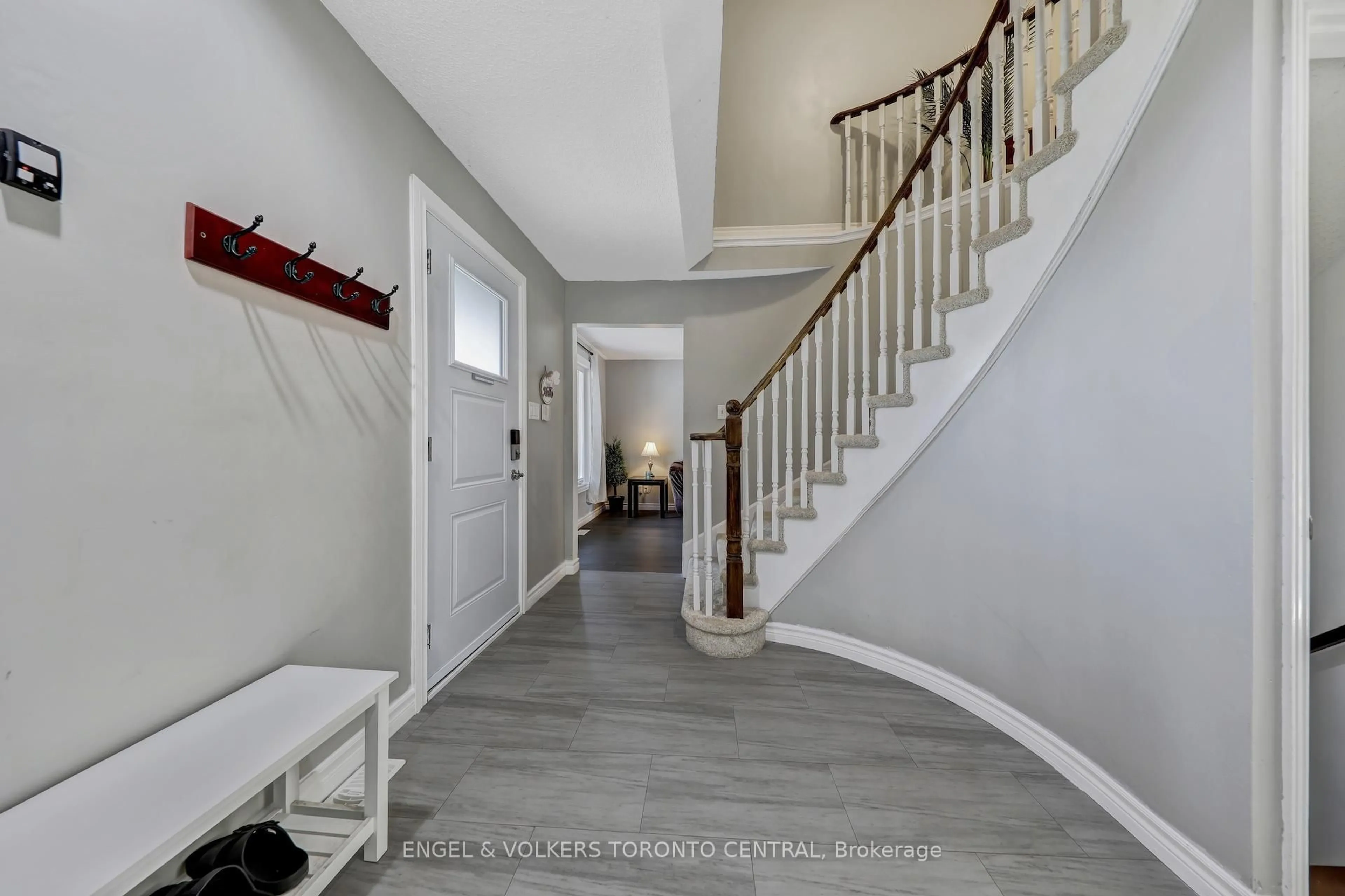 Indoor entryway for 14 Soper Creek Dr, Clarington Ontario L1C 4G1