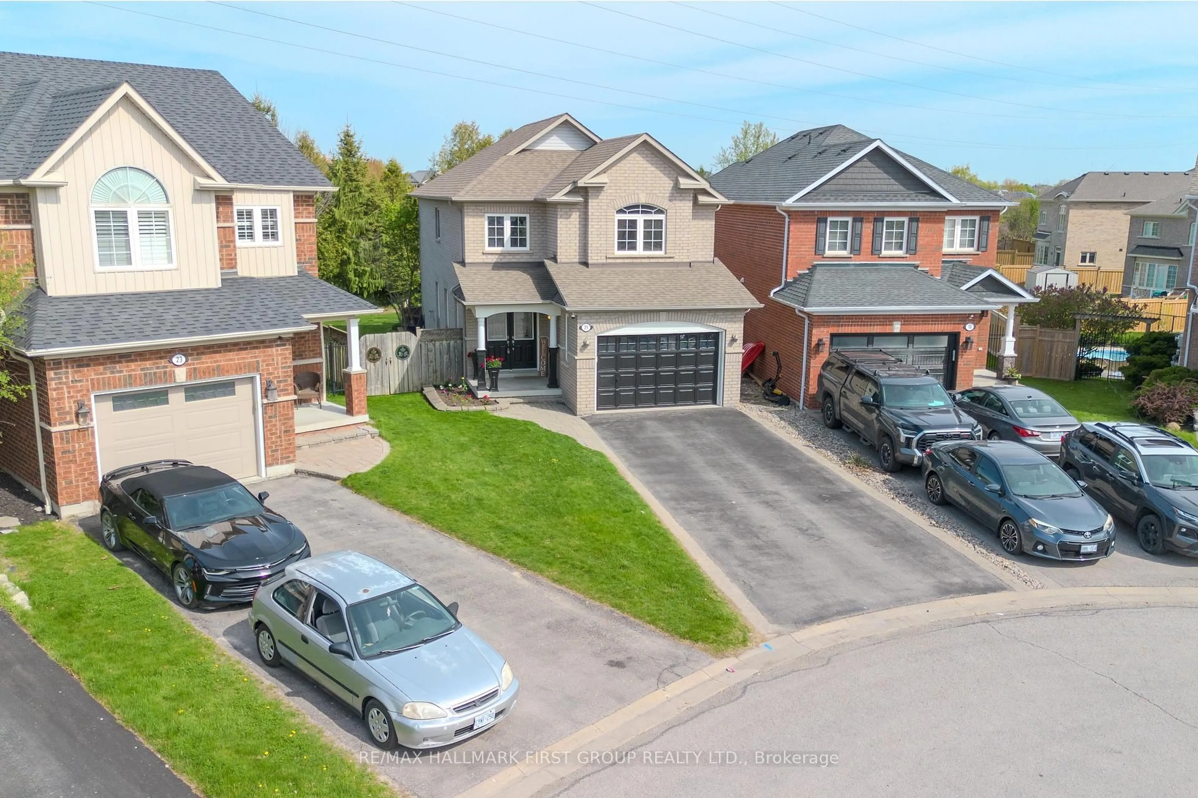 A pic from outside/outdoor area/front of a property/back of a property/a pic from drone, street for 21 Arlston Crt, Whitby Ontario L1R 3C2