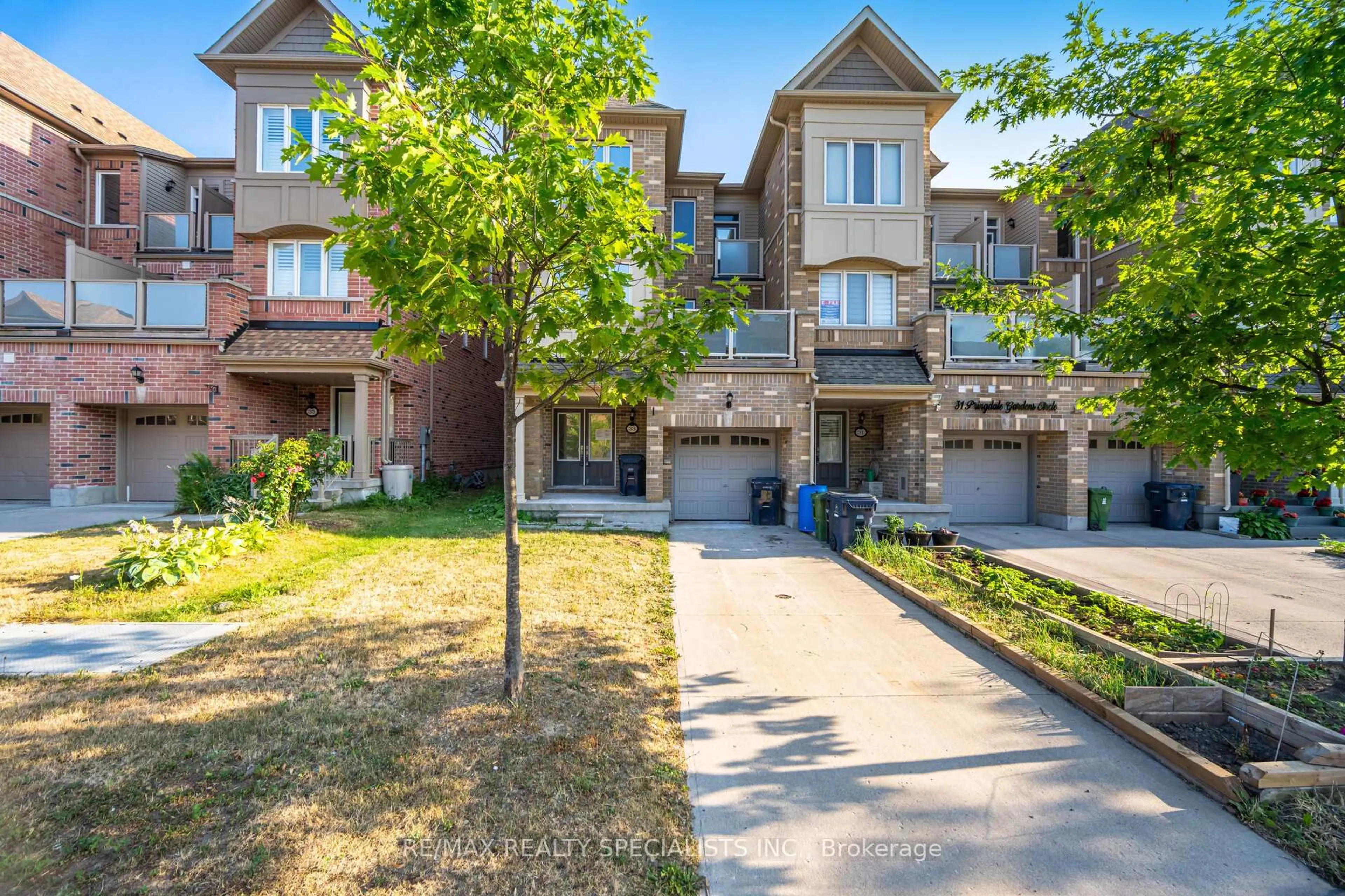 A pic from outside/outdoor area/front of a property/back of a property/a pic from drone, street for 33 Pringdale Gardens Circ, Toronto Ontario M1J 0A8