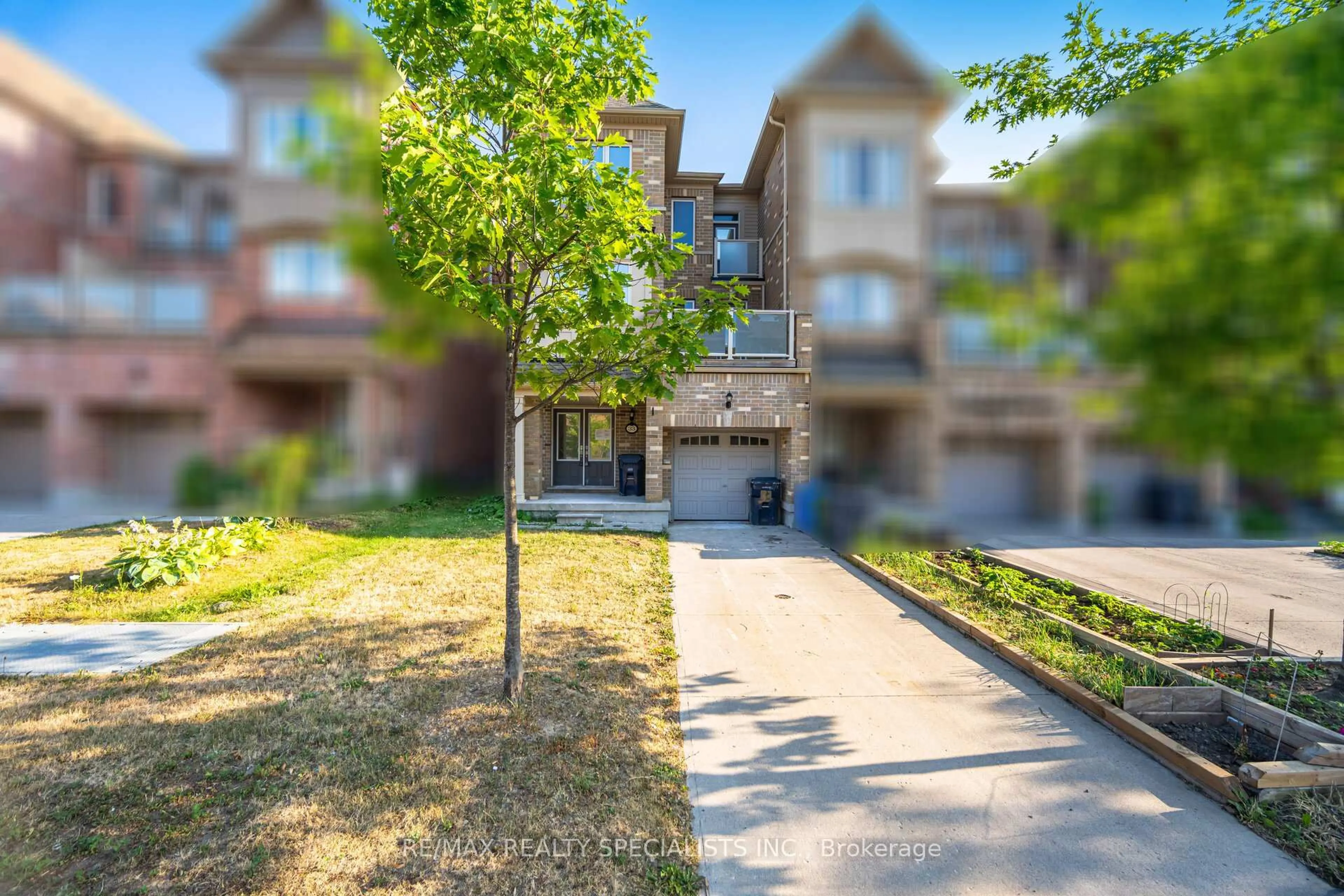 A pic from outside/outdoor area/front of a property/back of a property/a pic from drone, street for 33 Pringdale Gardens Circ, Toronto Ontario M1J 0A8