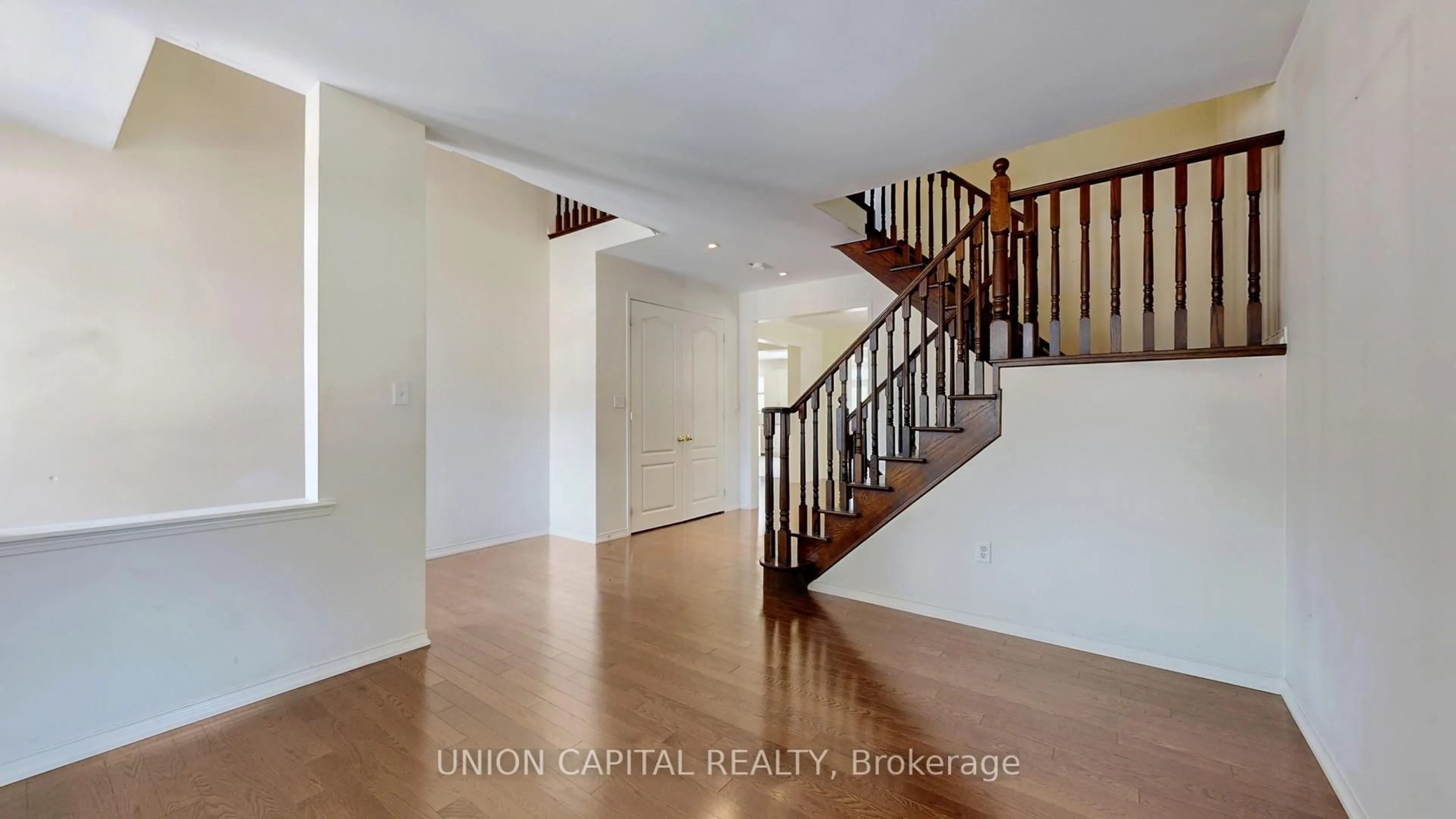 Unknown for 302 Montgomery Ave, Whitby Ontario L1M 0B6