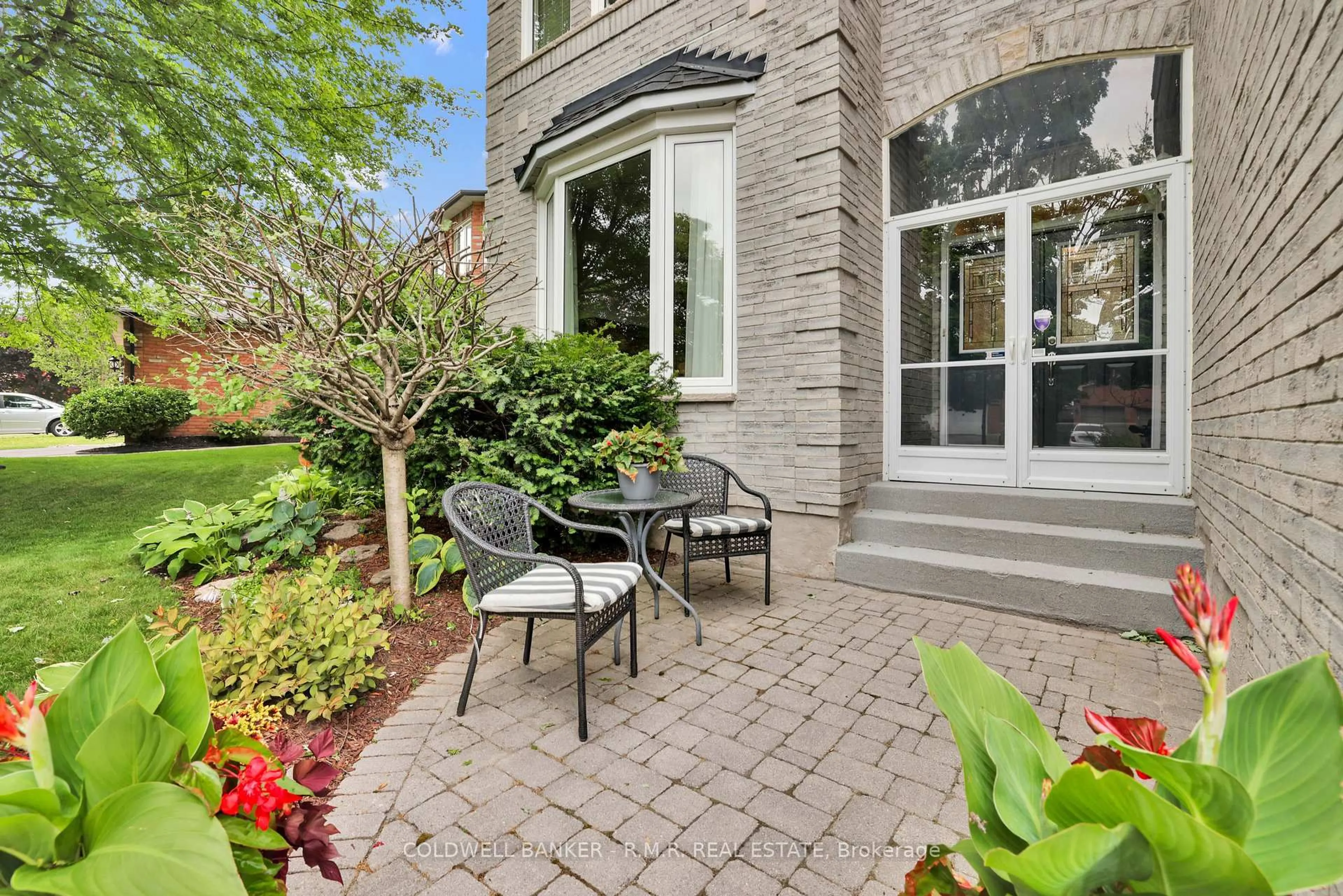 Patio, street for 5 Pemberton Crt, Whitby Ontario L1R 1W8