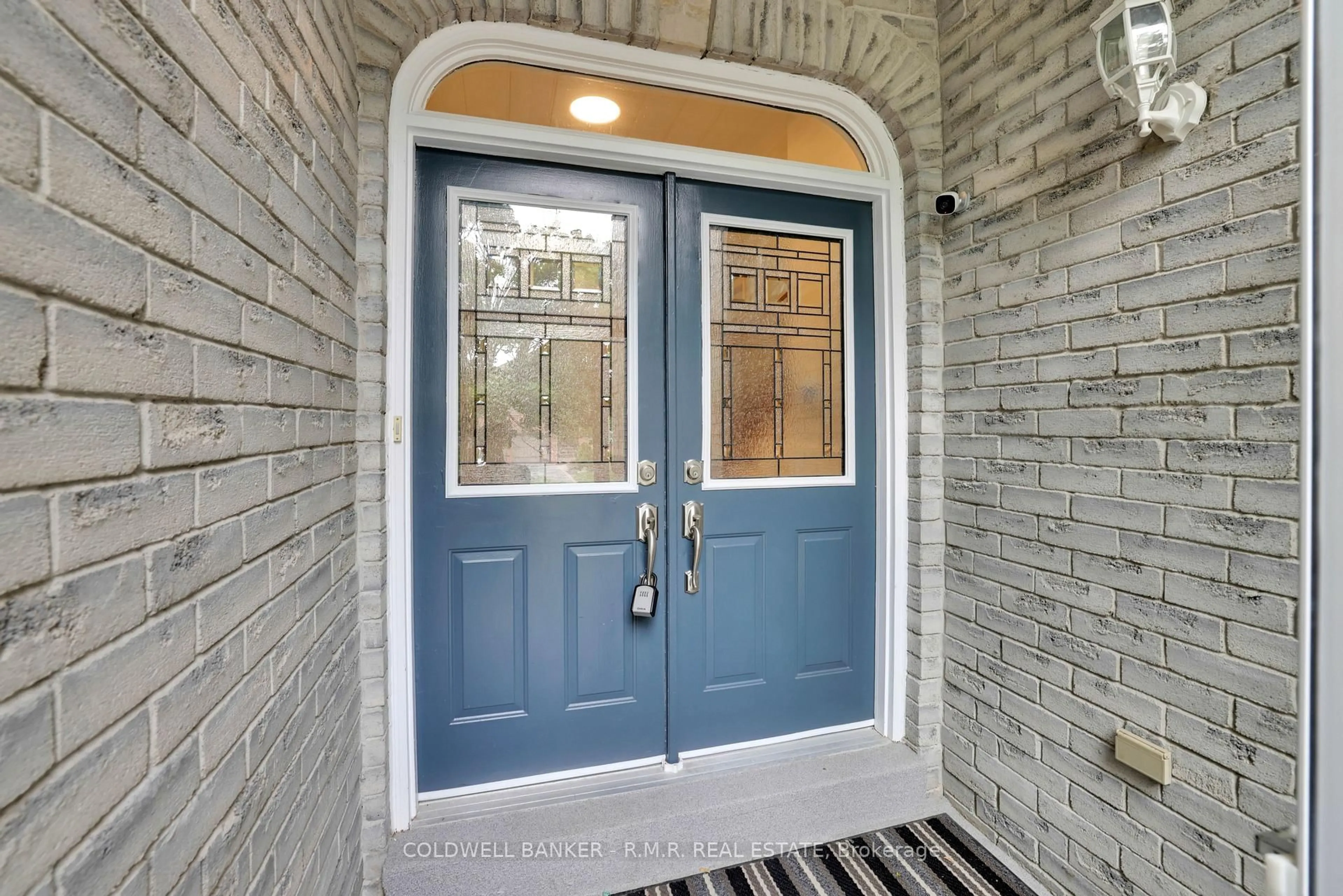Indoor entryway for 5 Pemberton Crt, Whitby Ontario L1R 1W8