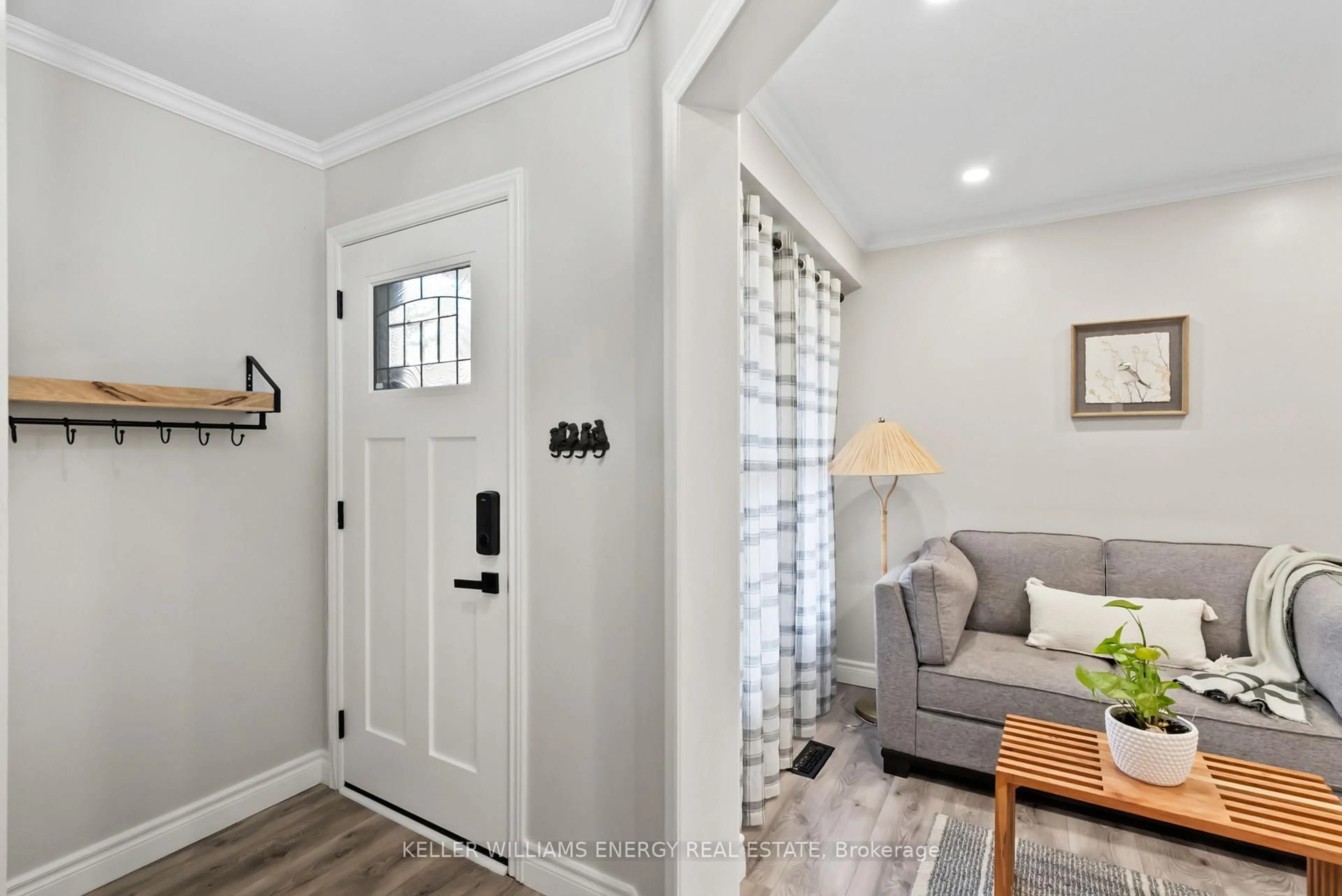 Indoor entryway for 121 Angus Dr, Ajax Ontario L1S 5G7