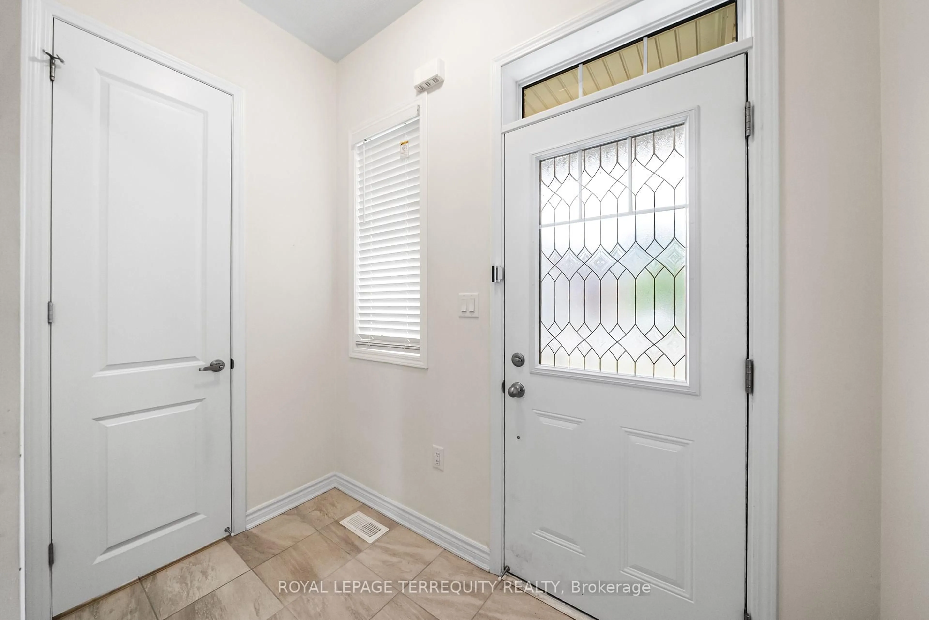 Indoor entryway for 125 Westfield Dr, Whitby Ontario L1P 0G1