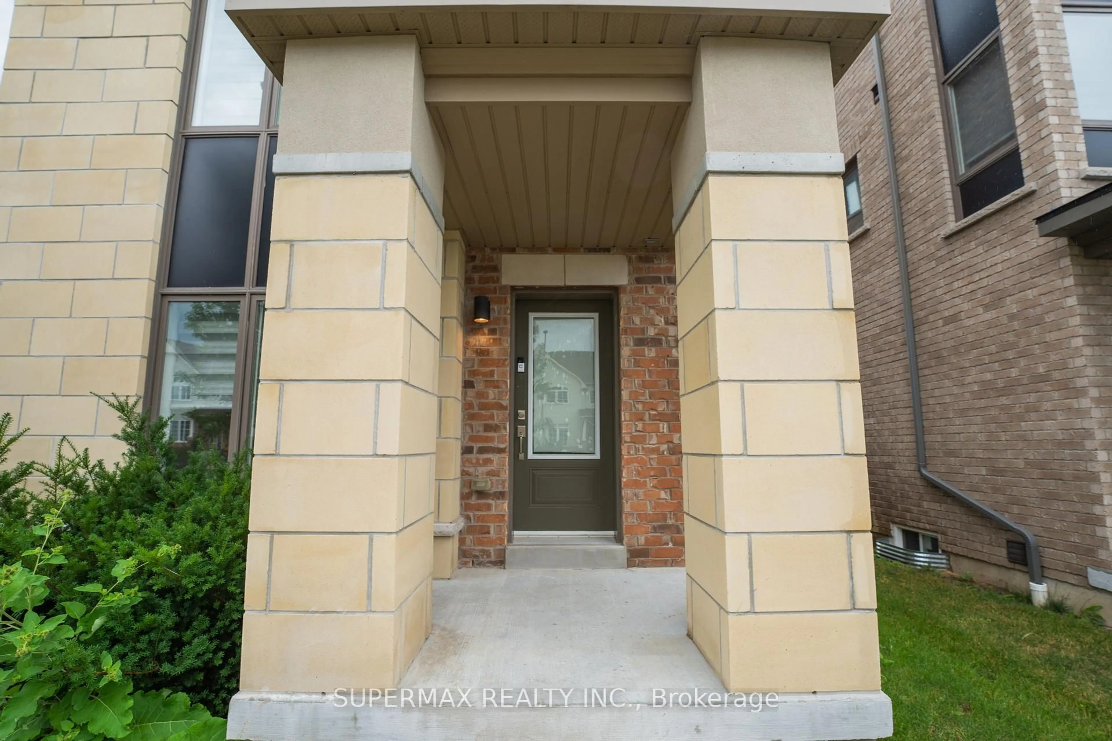 Indoor entryway for 33 Donald Fleming Way #65, Whitby Ontario L1R 0N8