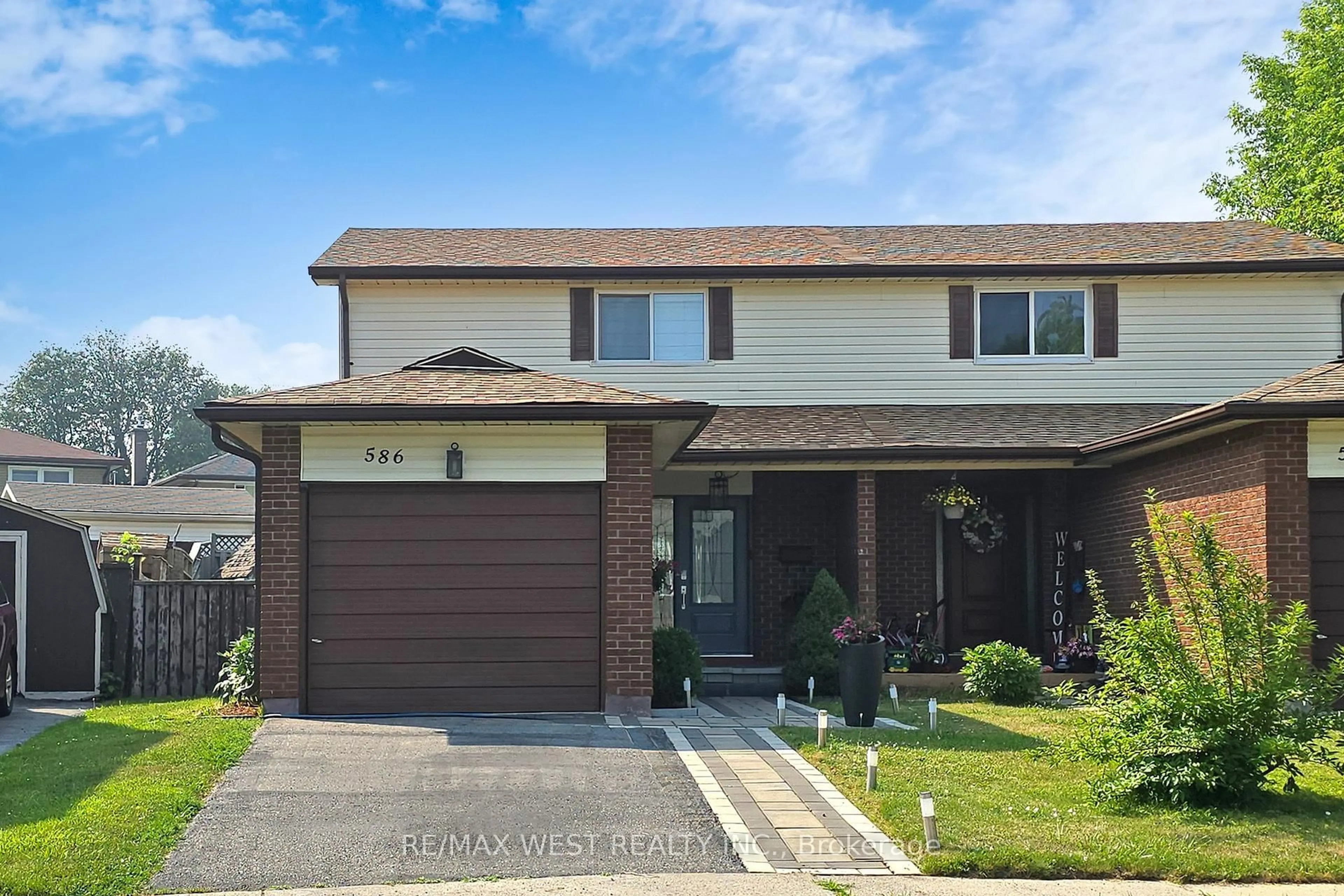 Home with vinyl exterior material, street for 586 Balsam Cres, Oshawa Ontario L1J 6A2