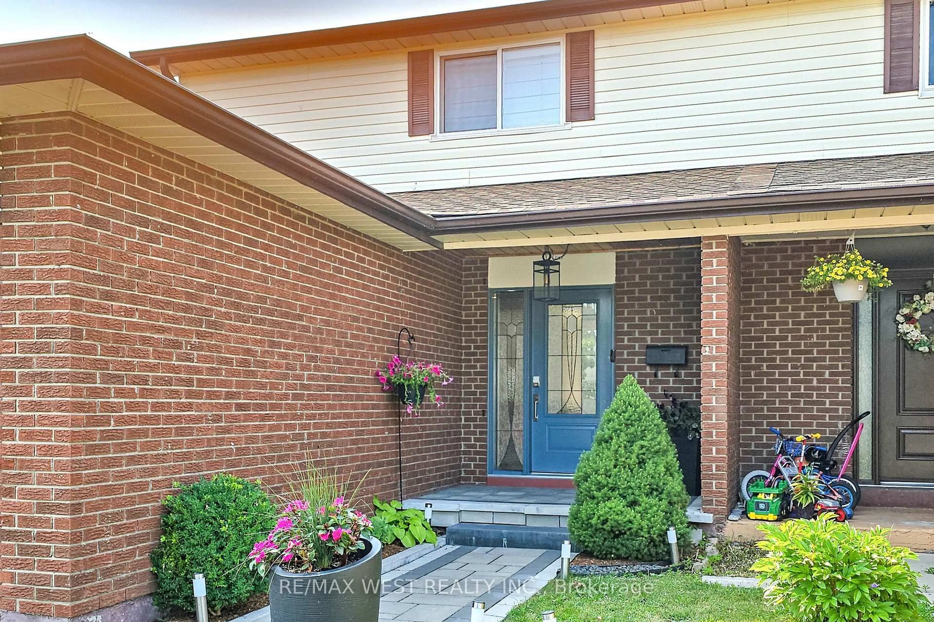 Home with brick exterior material, street for 586 Balsam Cres, Oshawa Ontario L1J 6A2