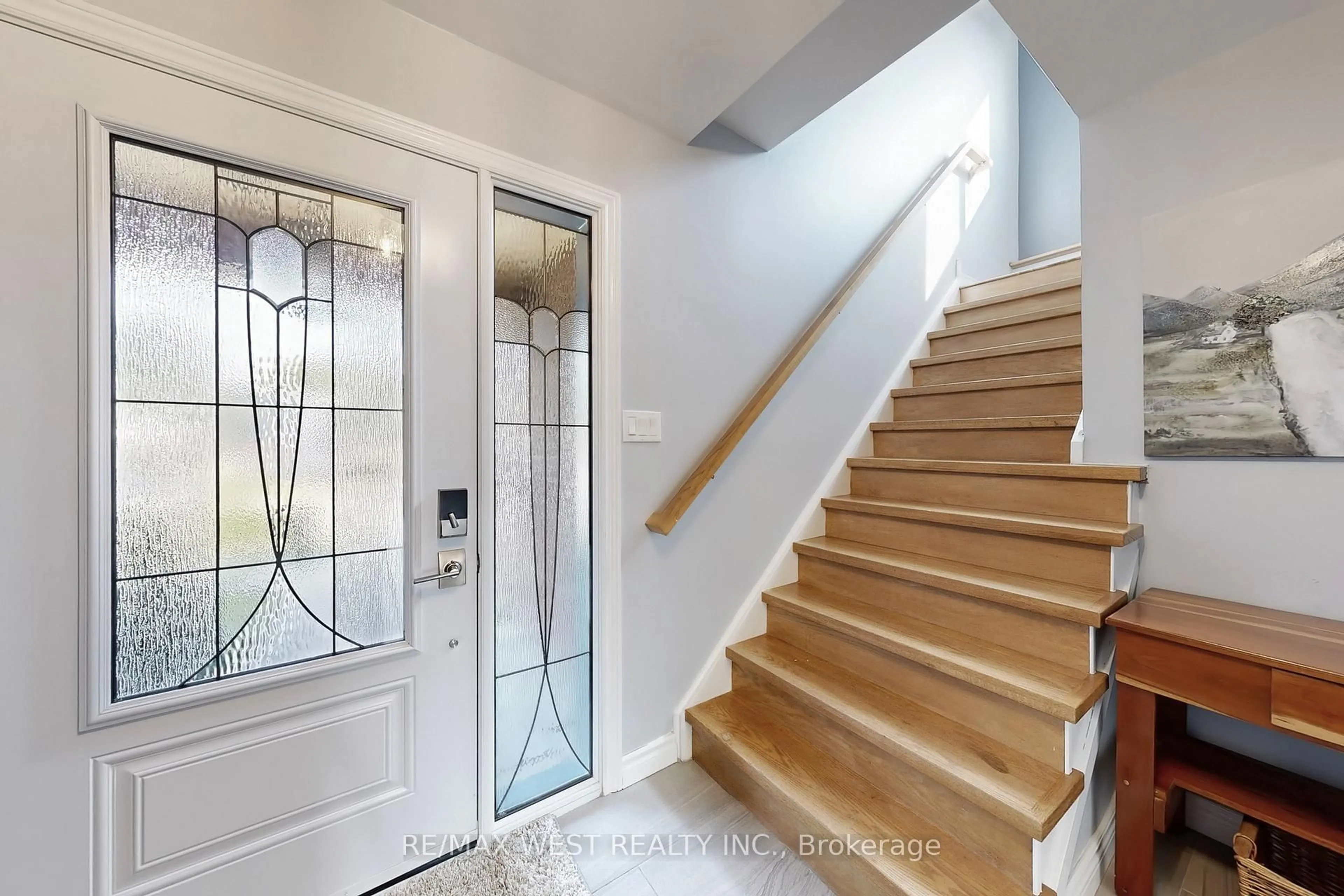 Indoor entryway for 586 Balsam Cres, Oshawa Ontario L1J 6A2