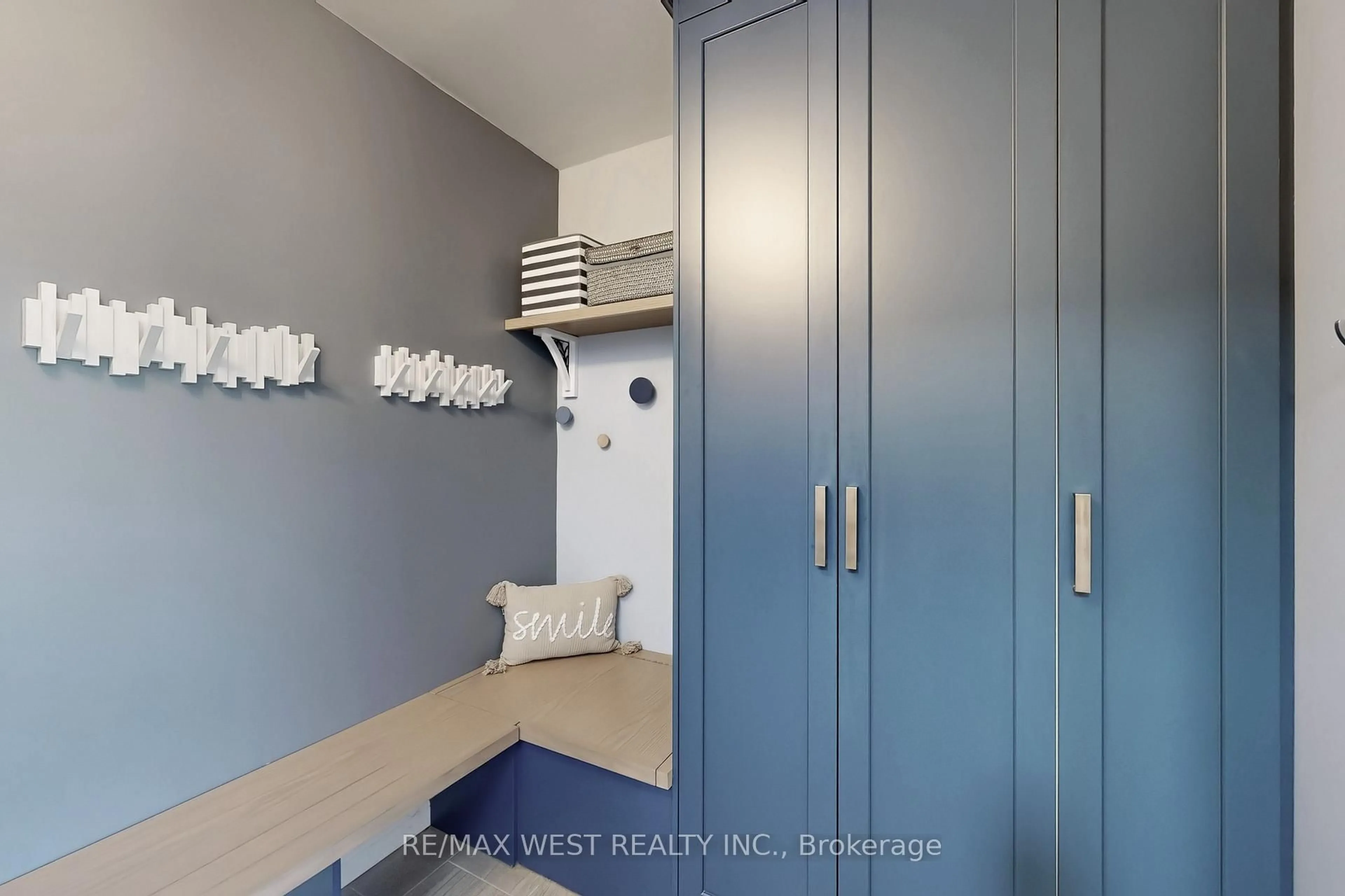 Laundry room for 586 Balsam Cres, Oshawa Ontario L1J 6A2