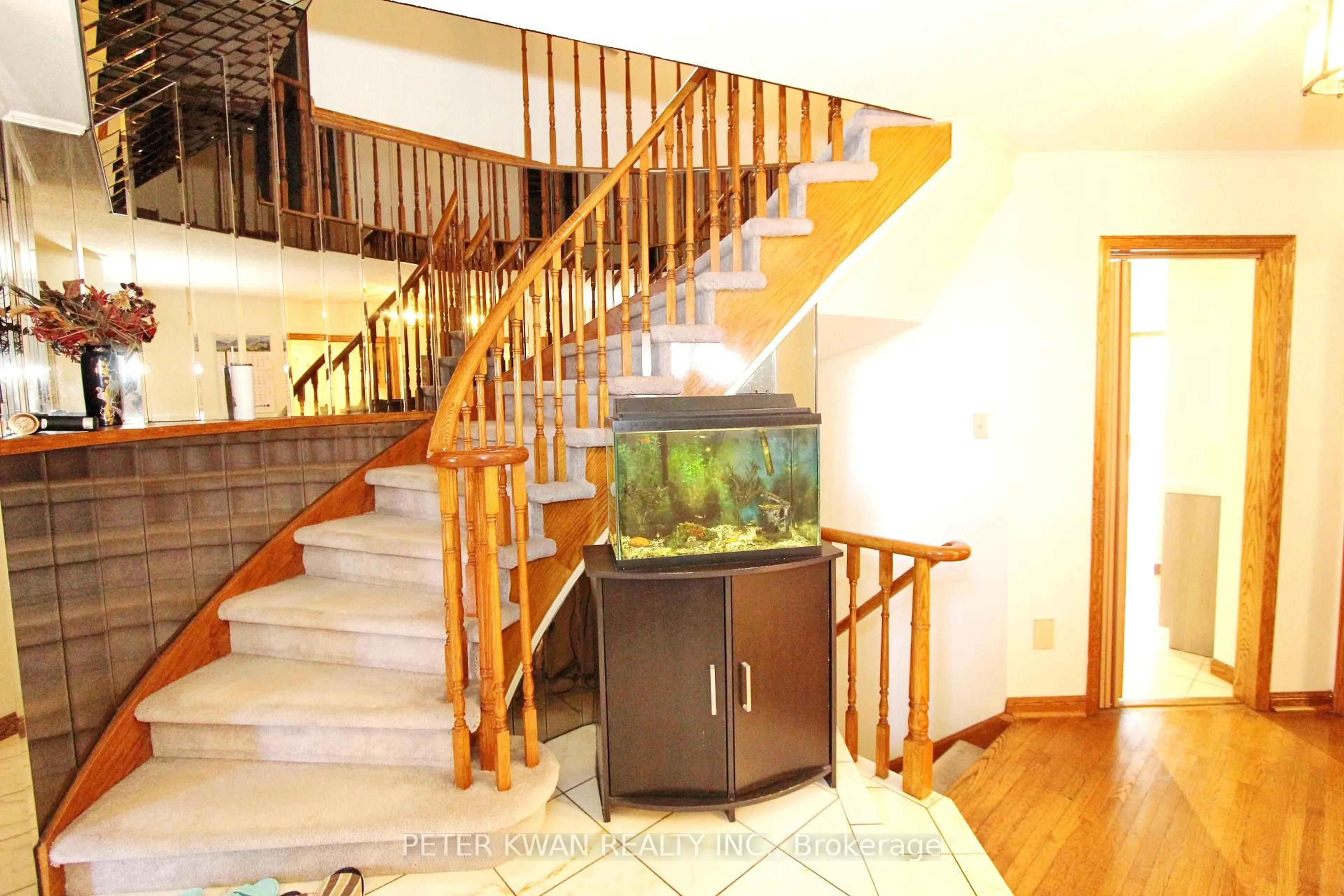 Indoor foyer for 19 Sandyhook Sq, Toronto Ontario M1W 3N6