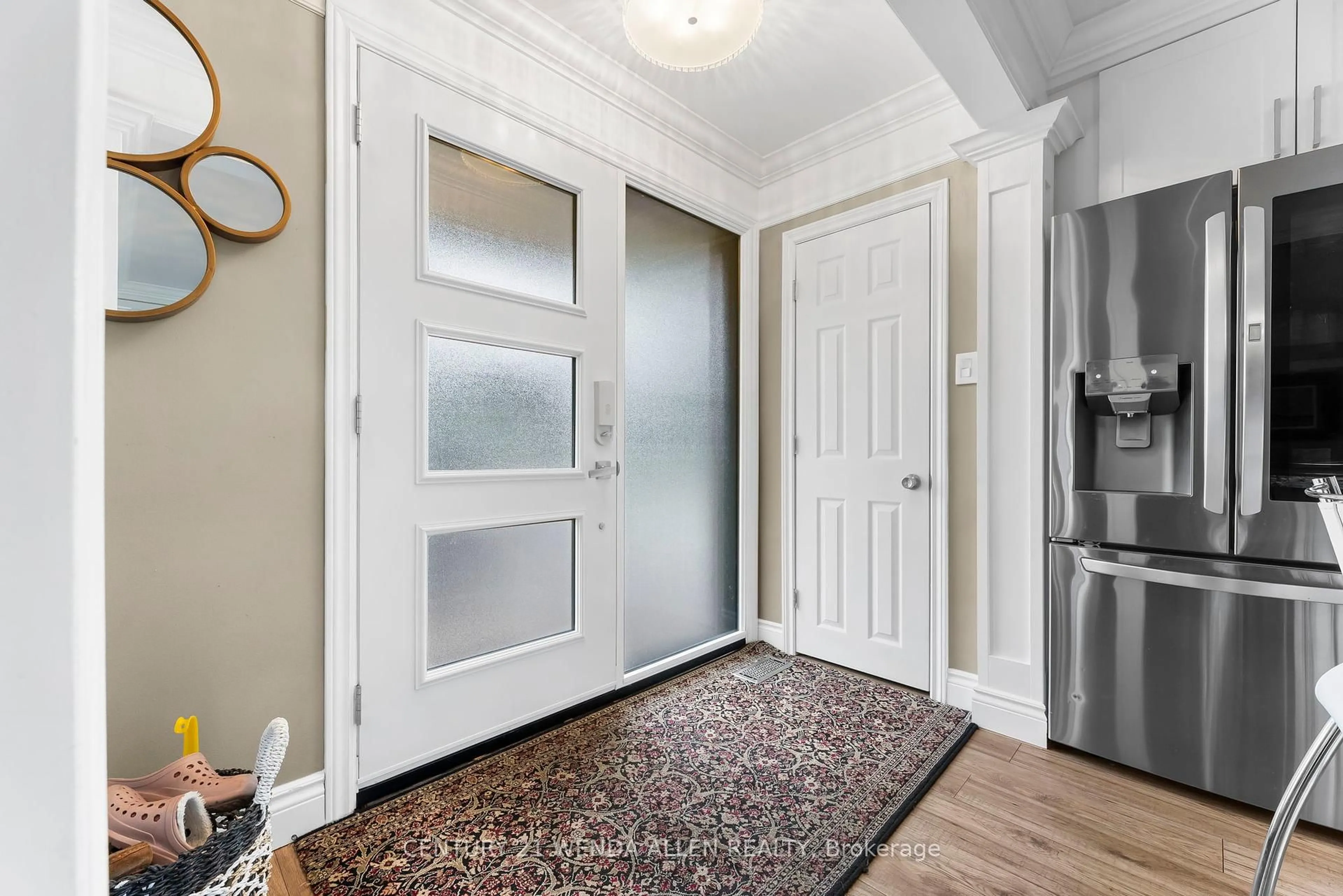 Indoor entryway for 804 Beech St, Whitby Ontario L1N 3B7