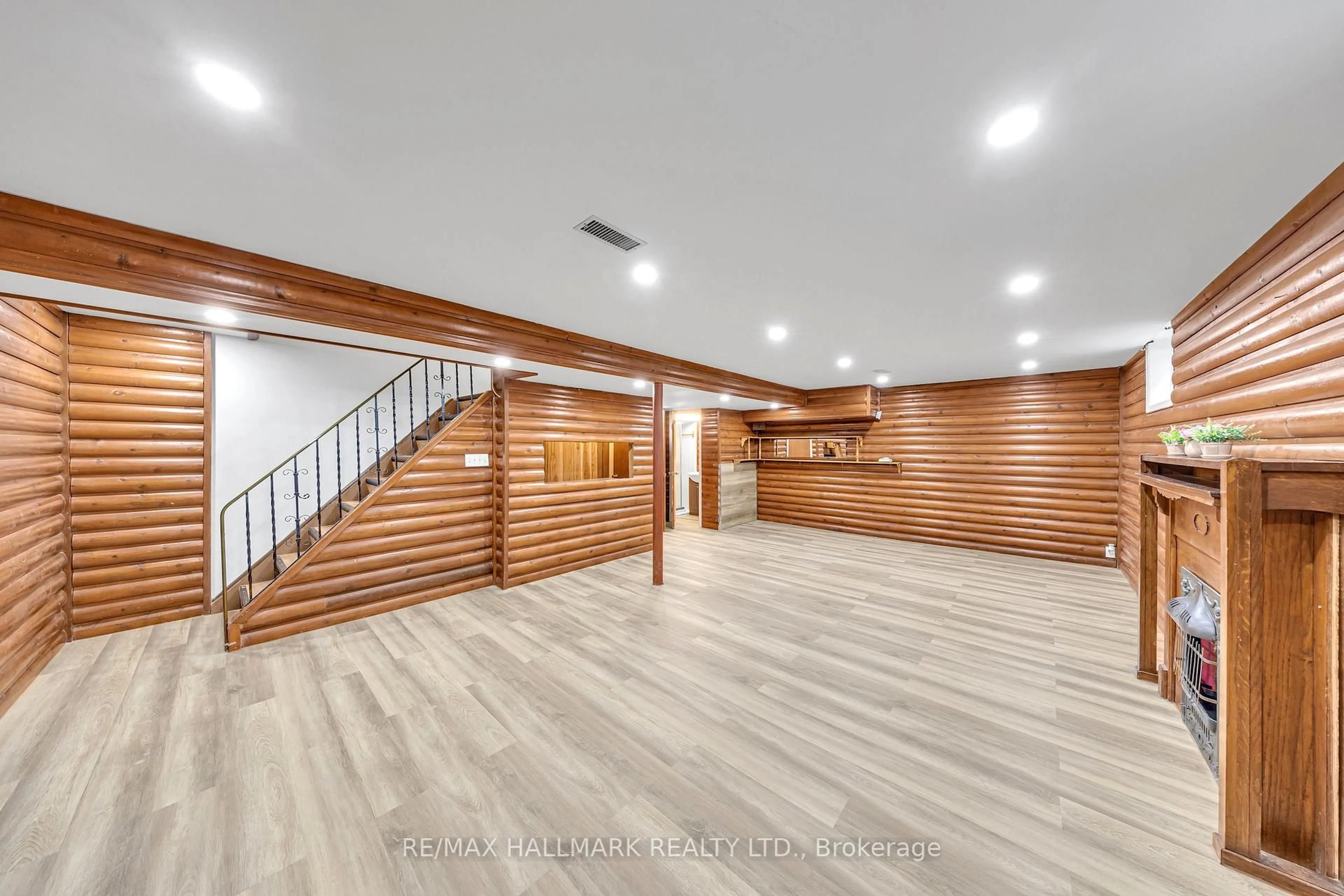 Indoor foyer for 35 Rowallan Dr, Toronto Ontario M1E 2Y5