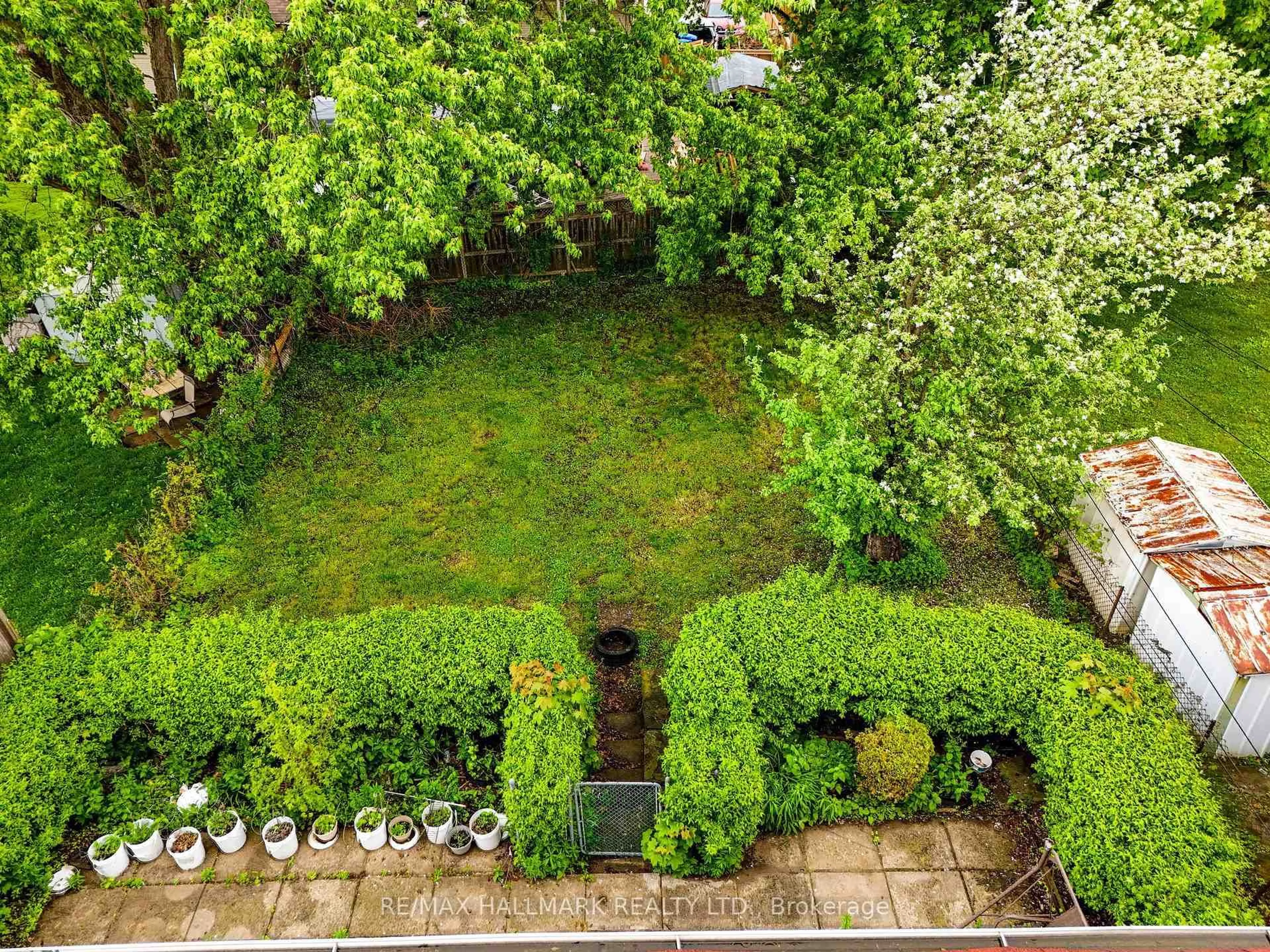 A pic from outside/outdoor area/front of a property/back of a property/a pic from drone, street for 35 Rowallan Dr, Toronto Ontario M1E 2Y5