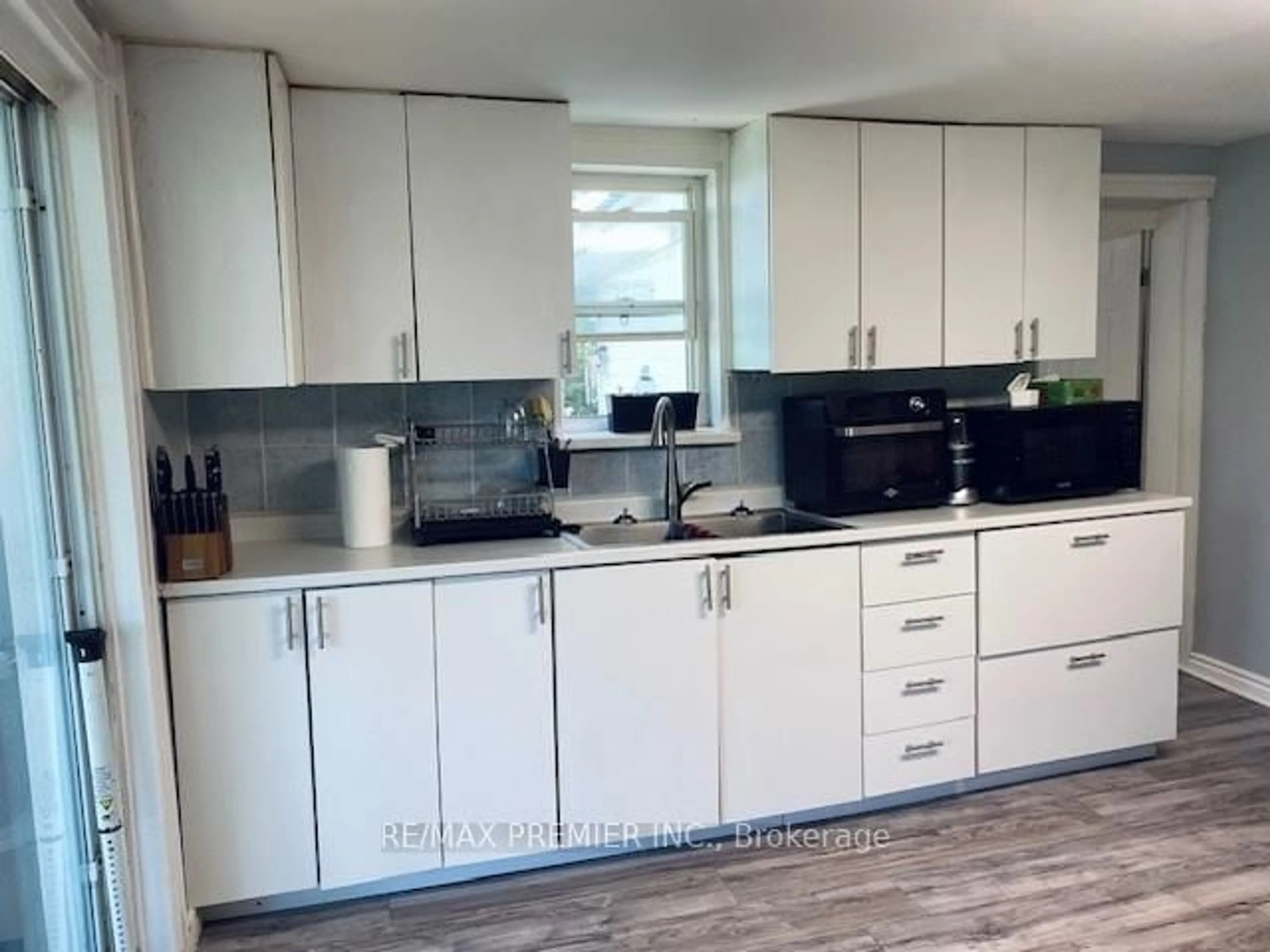 Standard kitchen, unknown for 2462 Rundle Rd, Clarington Ontario L1C 3K7