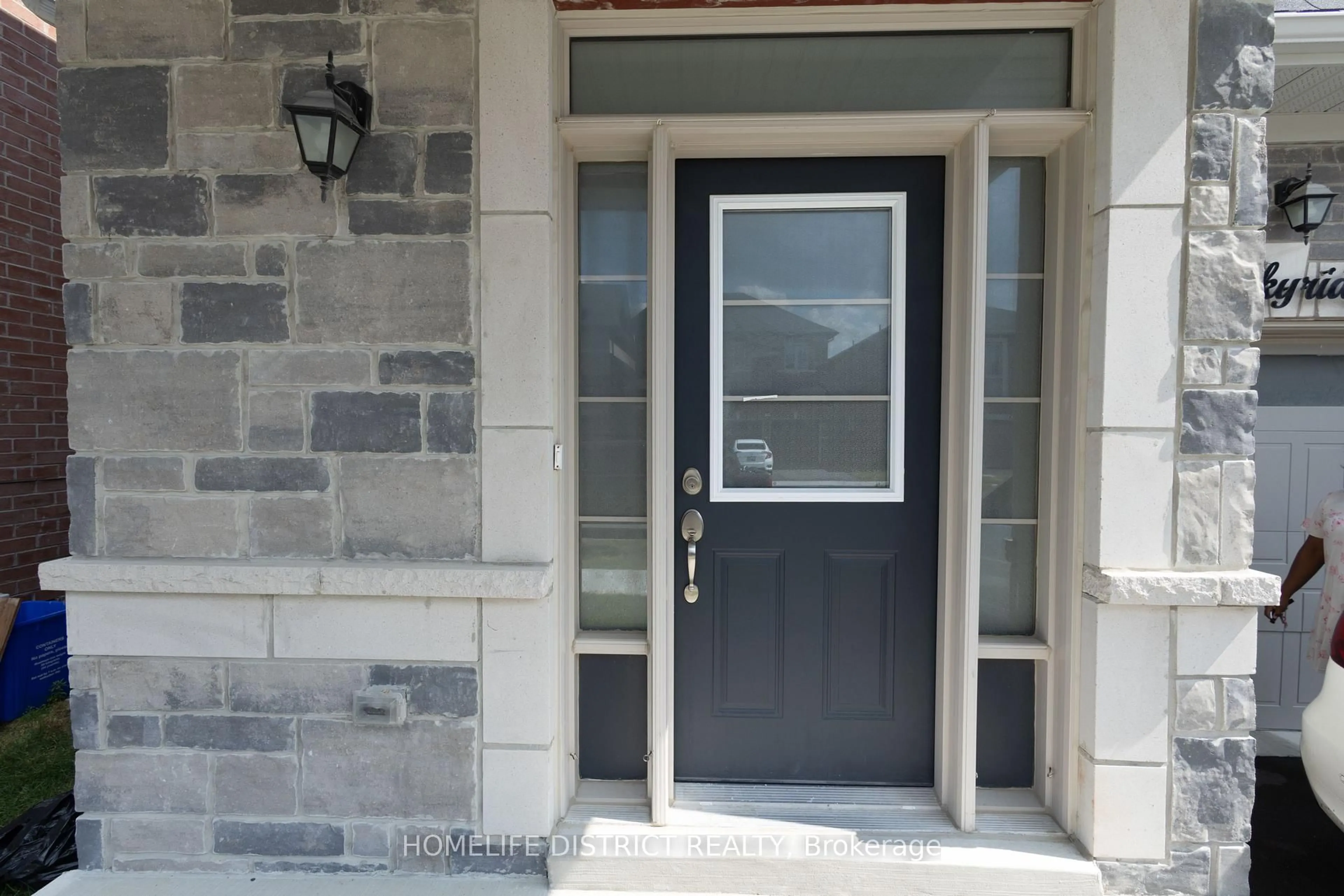 Indoor entryway for 1085 Skyridge Blvd, Pickering Ontario L1X 0M8