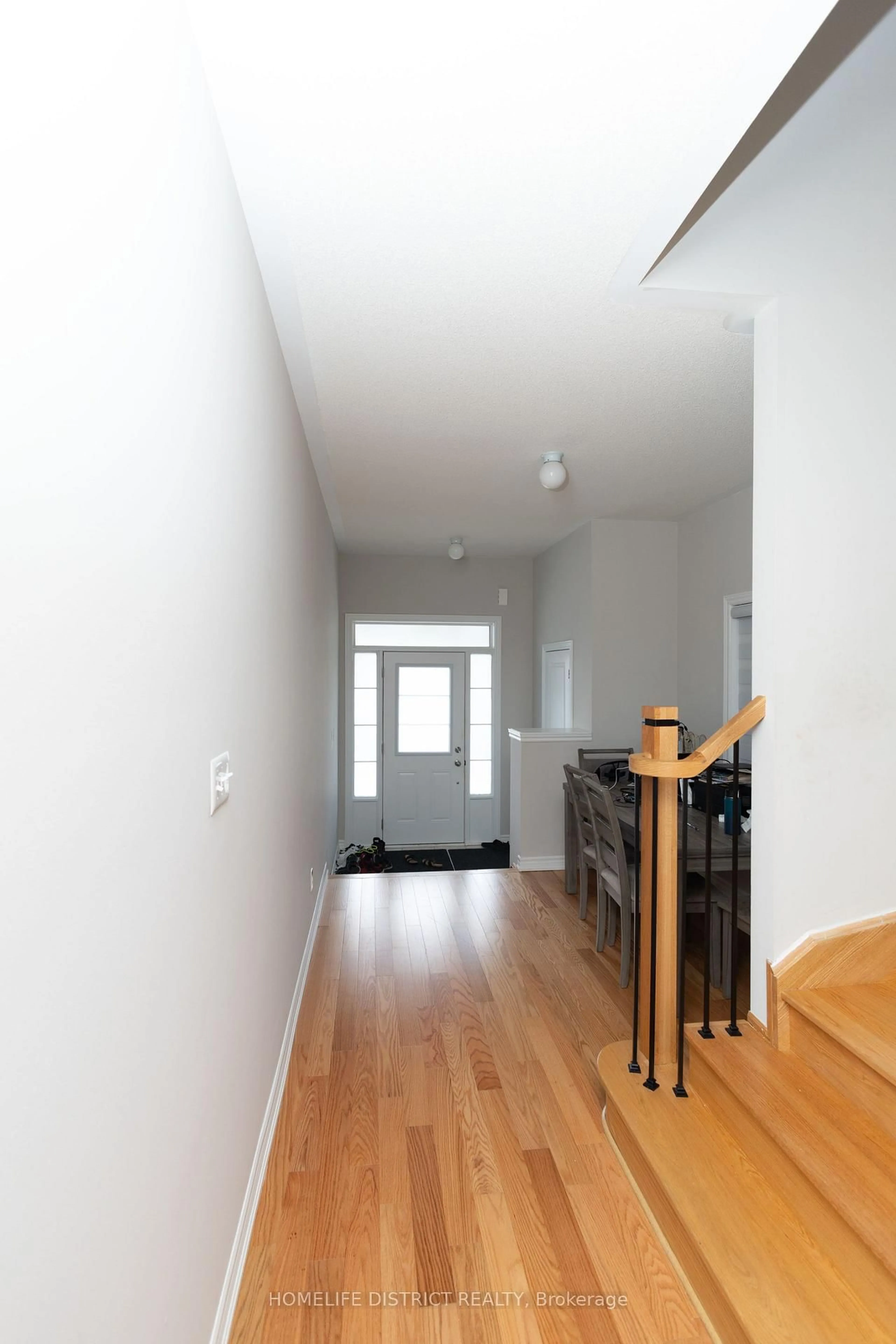 Indoor foyer for 1085 Skyridge Blvd, Pickering Ontario L1X 0M8