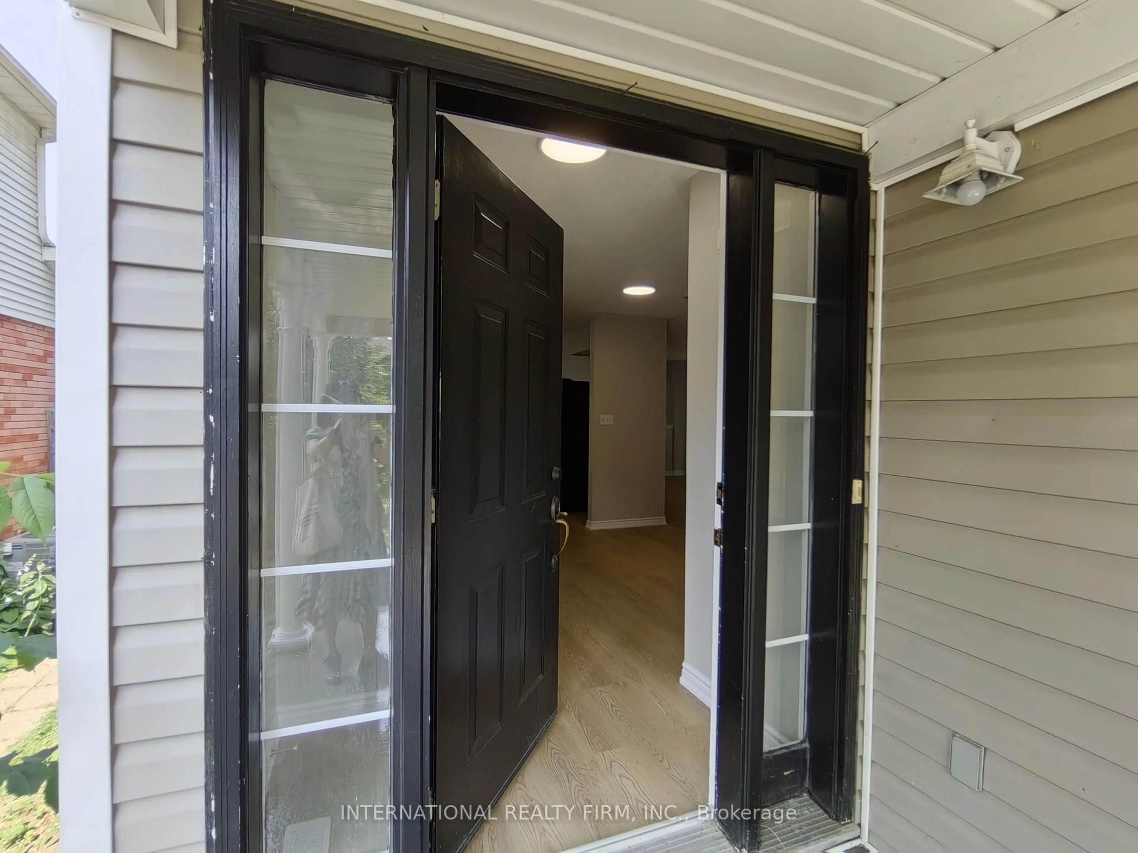 Indoor entryway for 14 Mann St, Clarington Ontario L1C 2H5