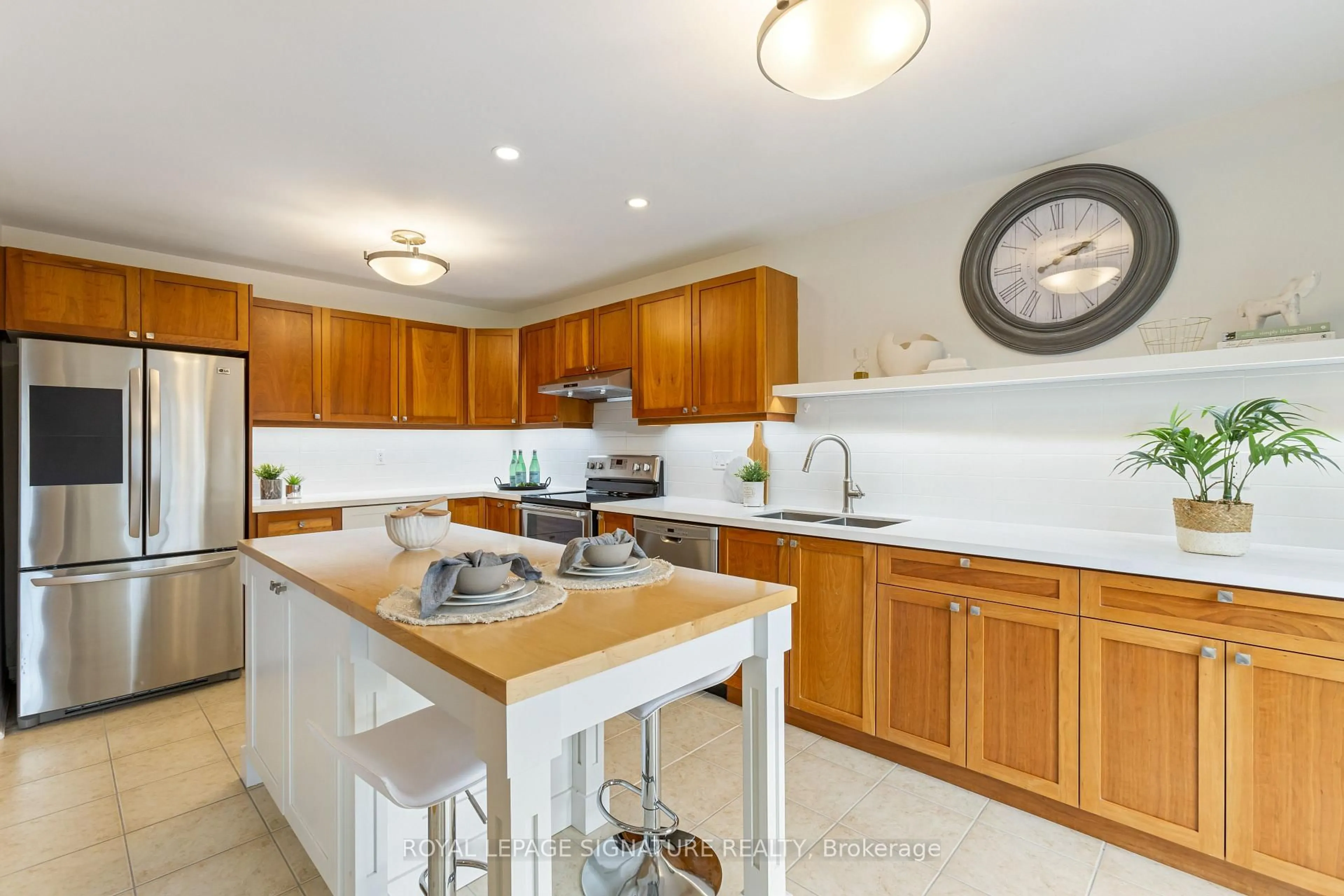 Open concept kitchen, ceramic/tile floor for 27 Lunney Cres, Clarington Ontario L1C 5P1