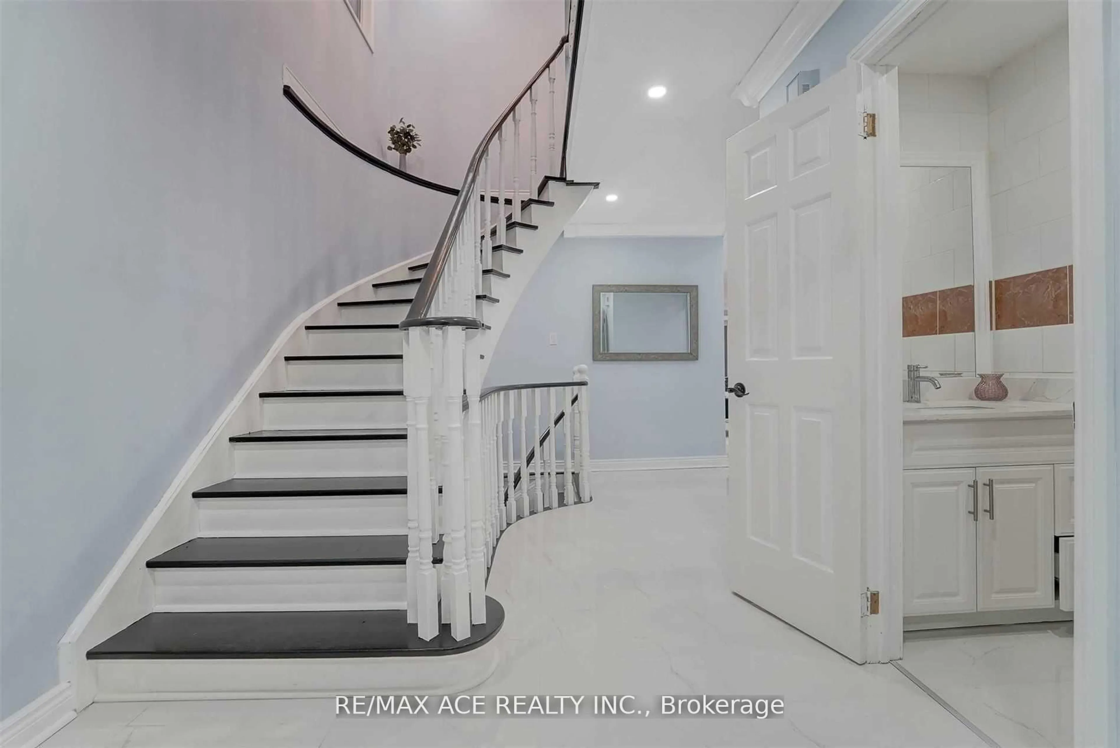 Unknown for 2034 Shay Dr, Pickering Ontario L1X 1X9