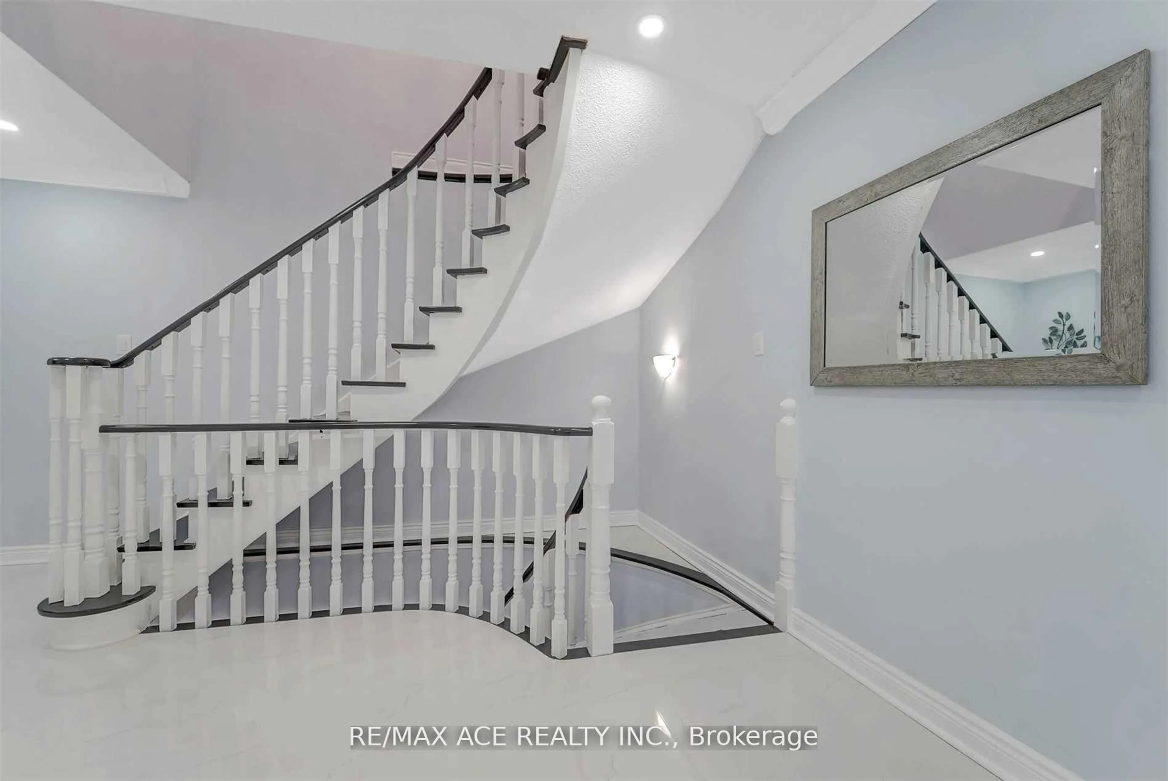 Unknown for 2034 Shay Dr, Pickering Ontario L1X 1X9