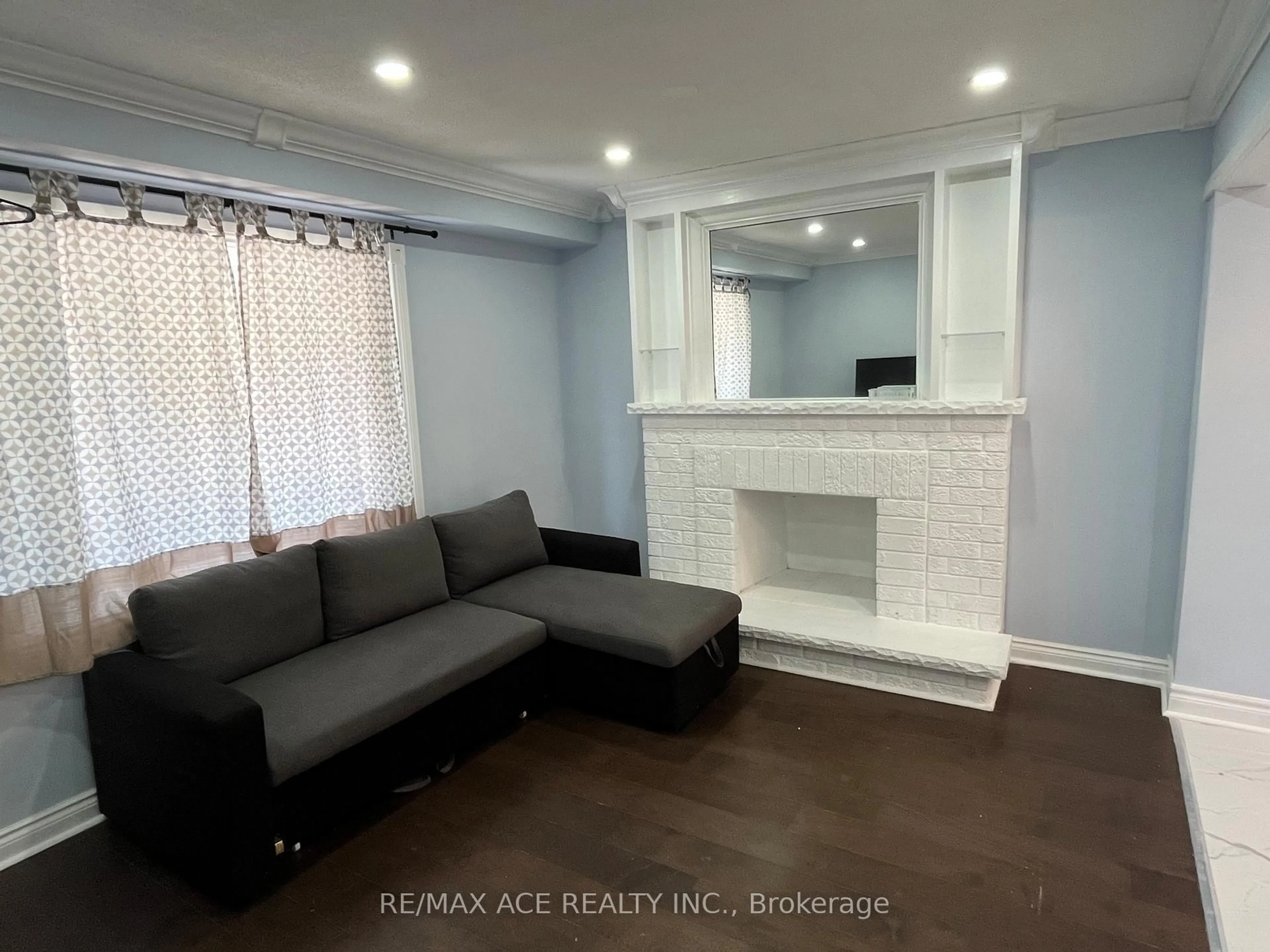 A pic of a room for 2034 Shay Dr, Pickering Ontario L1X 1X9