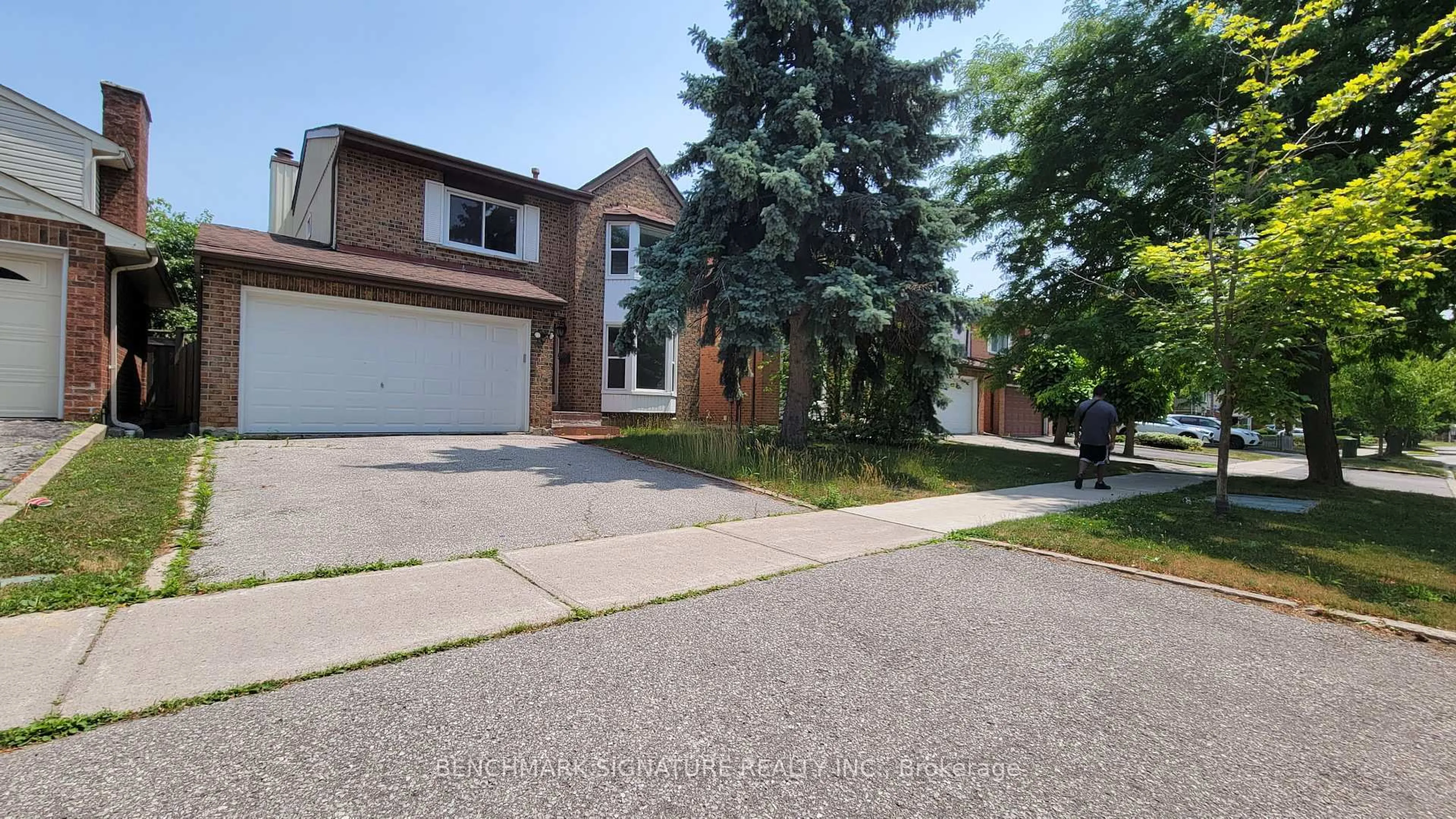 A pic from outside/outdoor area/front of a property/back of a property/a pic from drone, street for 35 Wintermute Blvd, Toronto Ontario M1W 3M5
