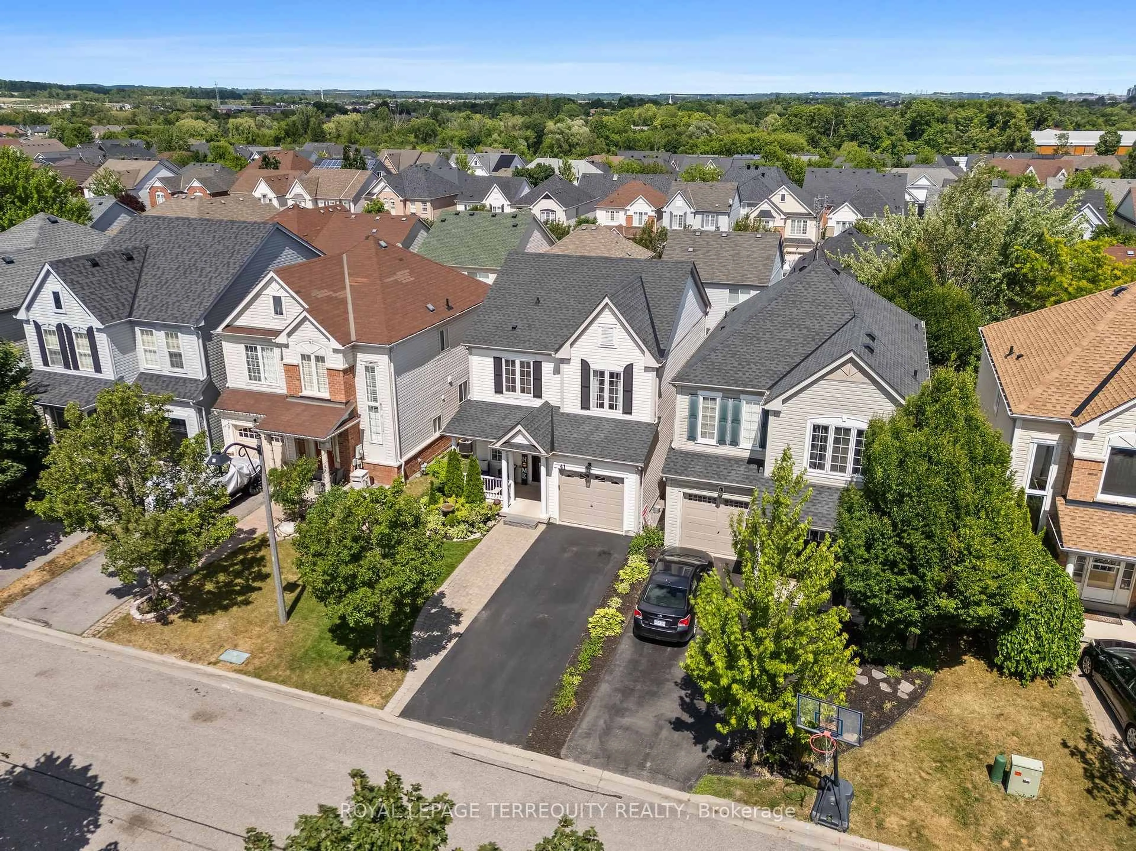 A pic from outside/outdoor area/front of a property/back of a property/a pic from drone, street for 41 Teardrop Cres, Whitby Ontario L1M 2P1