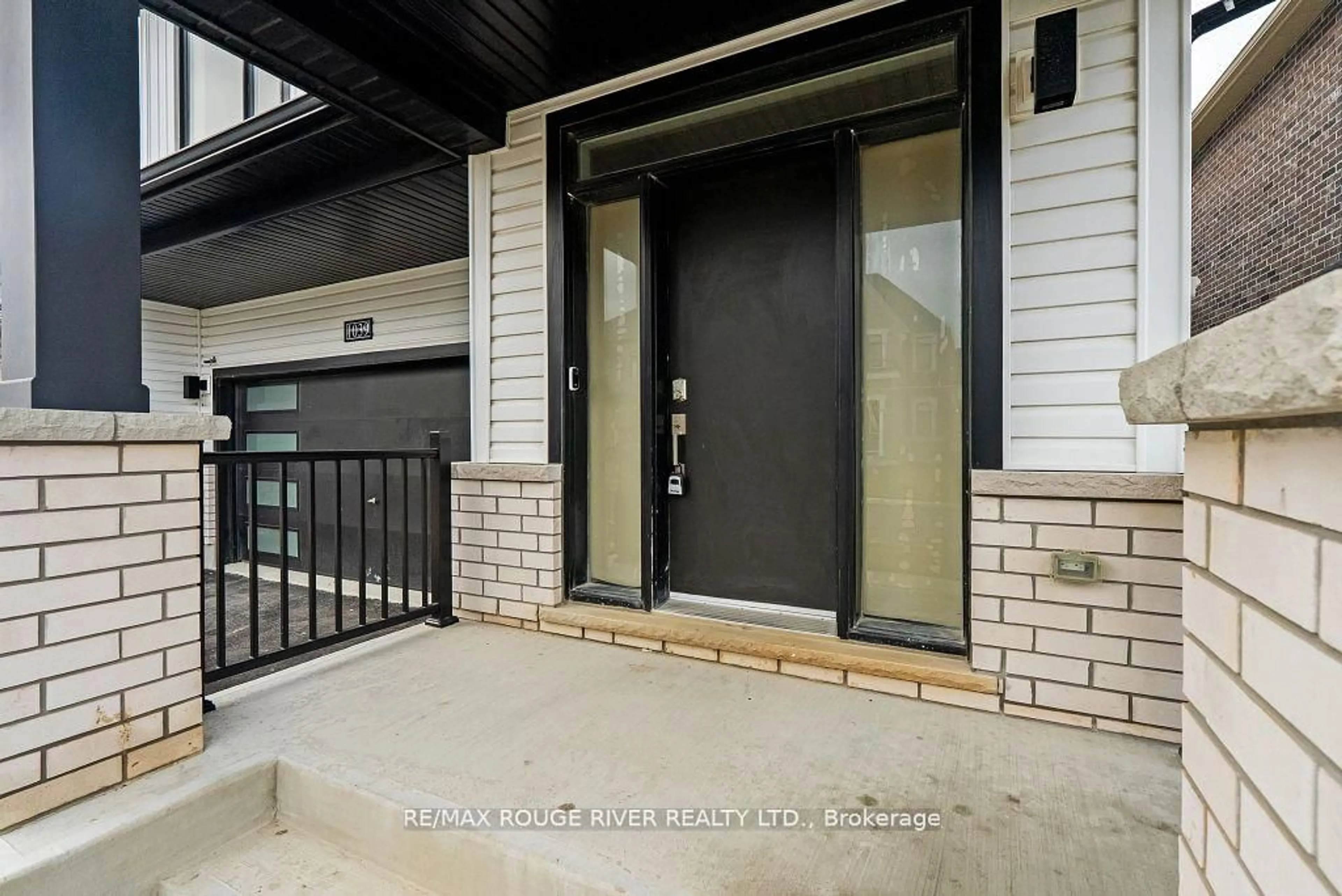 Indoor entryway for 1039 Thompson Dr, Oshawa Ontario L1L 0V6